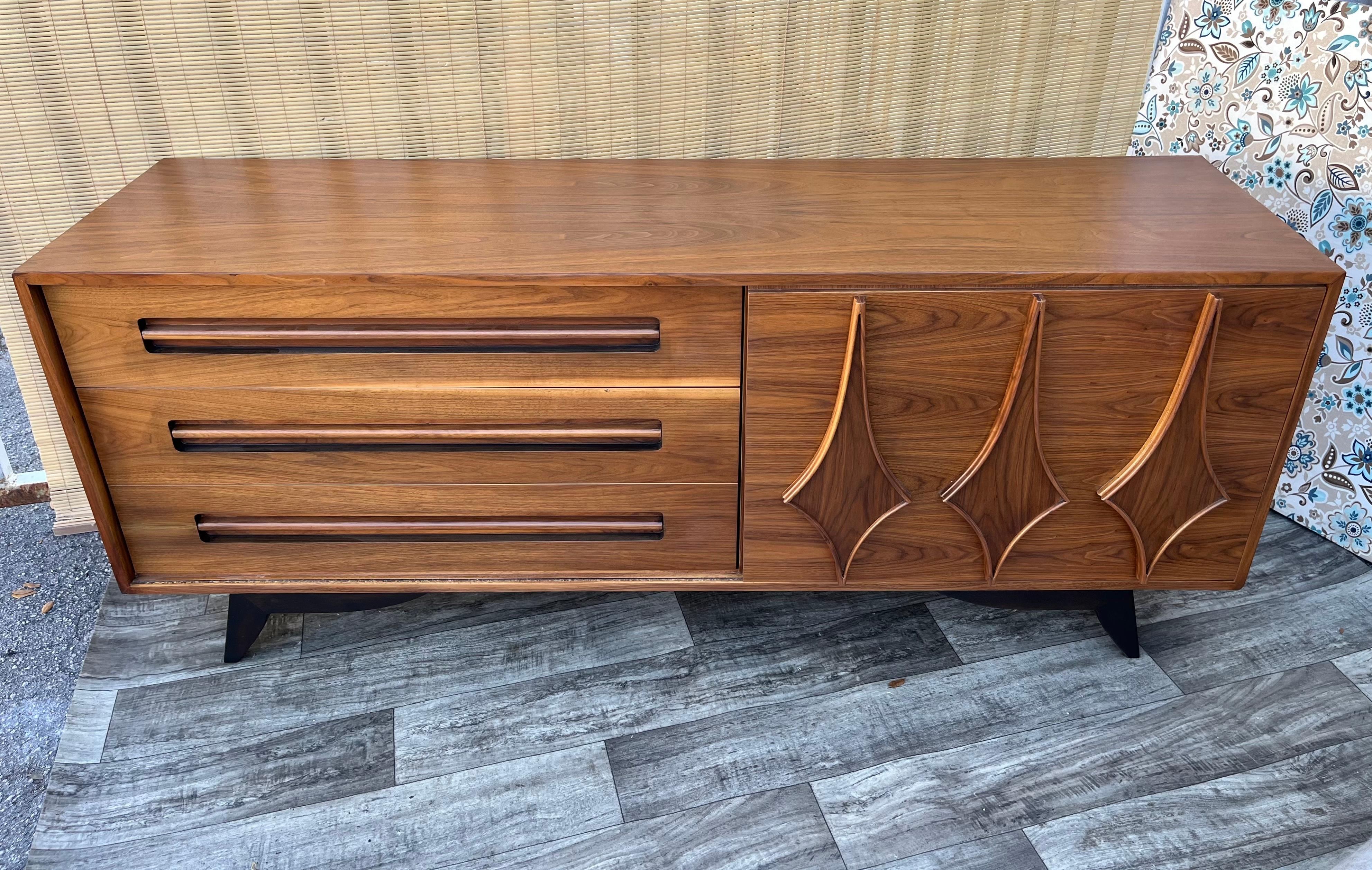 Mid Century Modern Six Drawers Credenza by Young Manufacturing. Circa 1960s For Sale 4