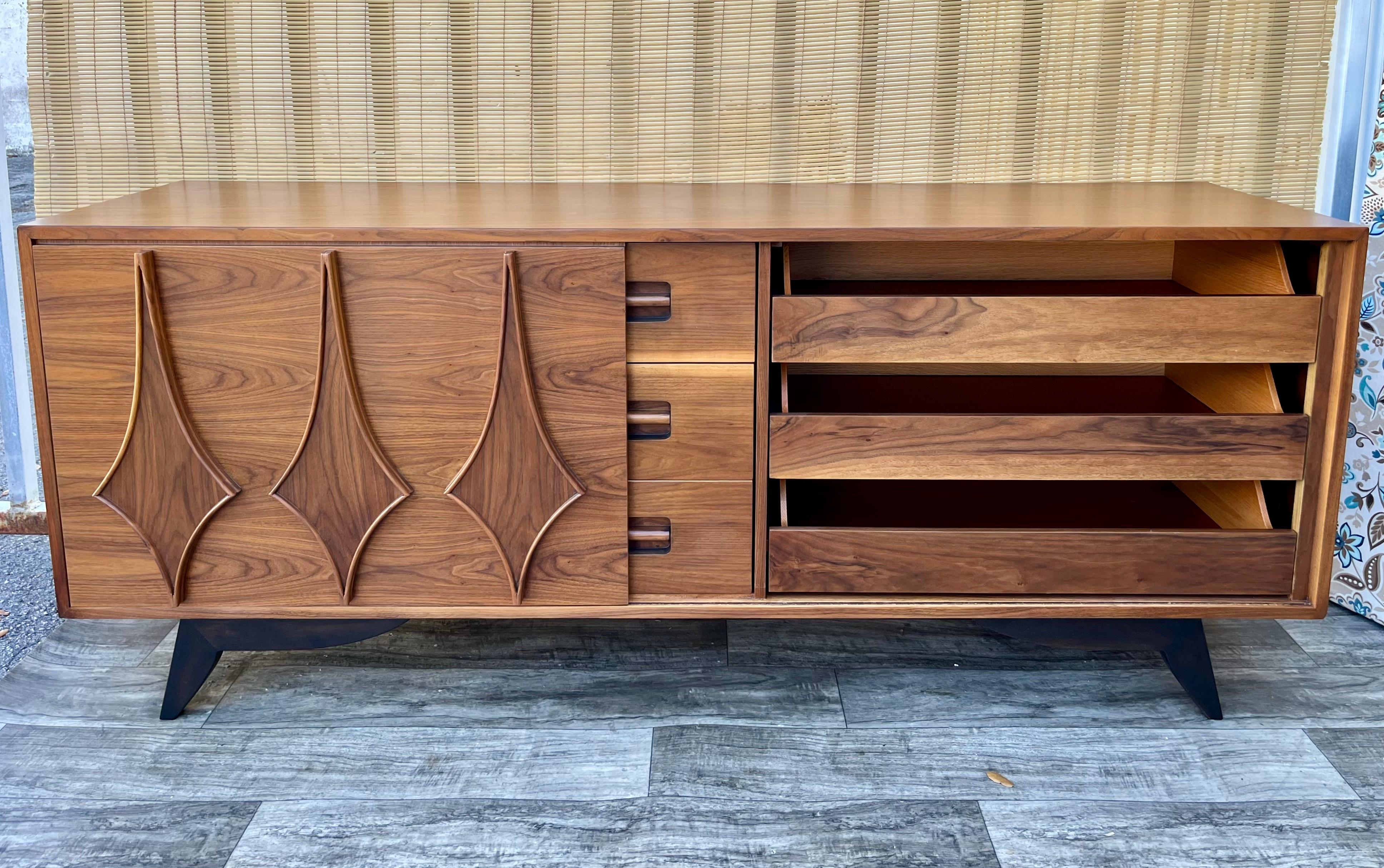 Mid Century Modern Six Drawers Credenza by Young Manufacturing. Circa 1960s For Sale 6