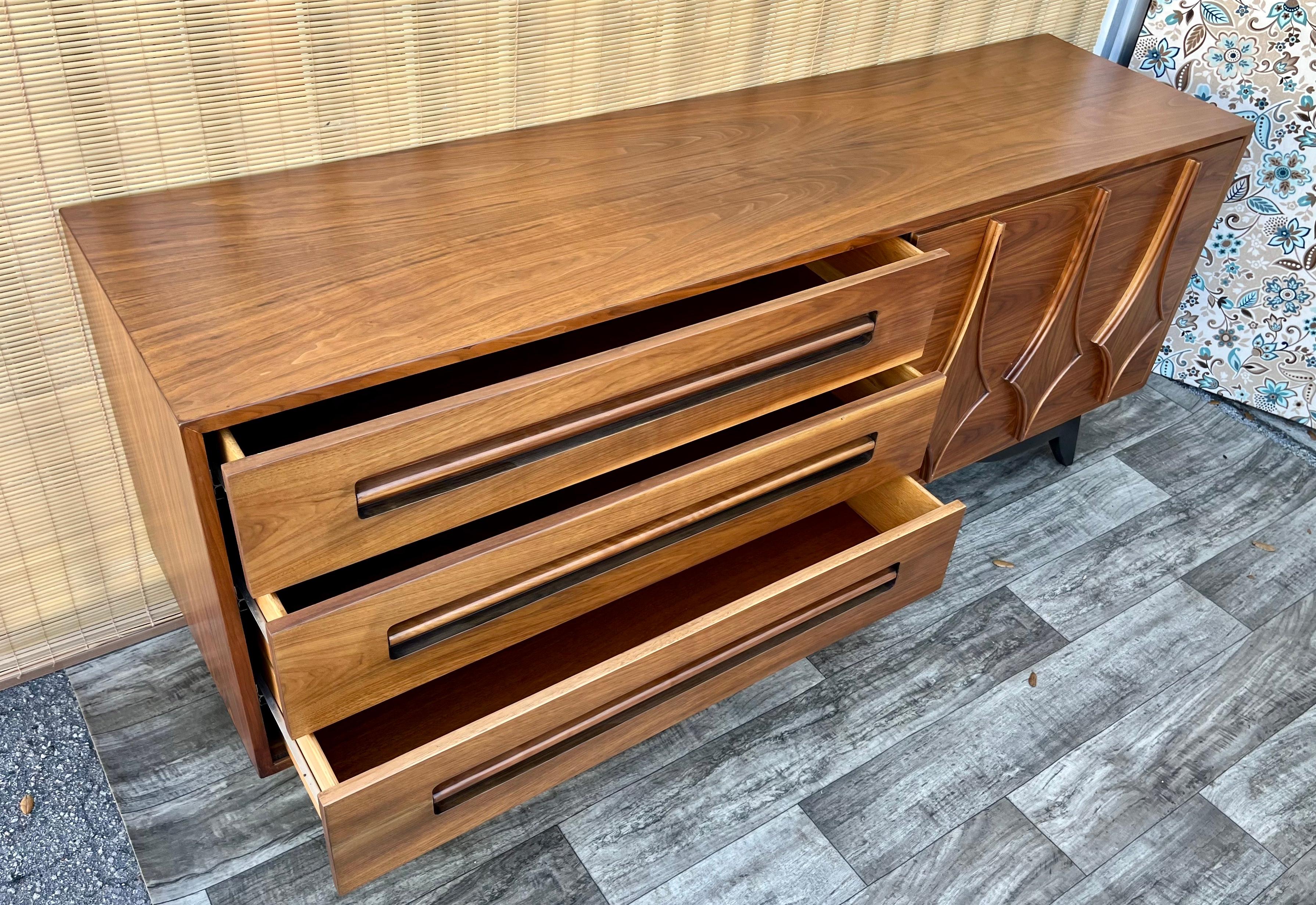 Mid Century Modern Six Drawers Credenza by Young Manufacturing. Circa 1960s For Sale 7