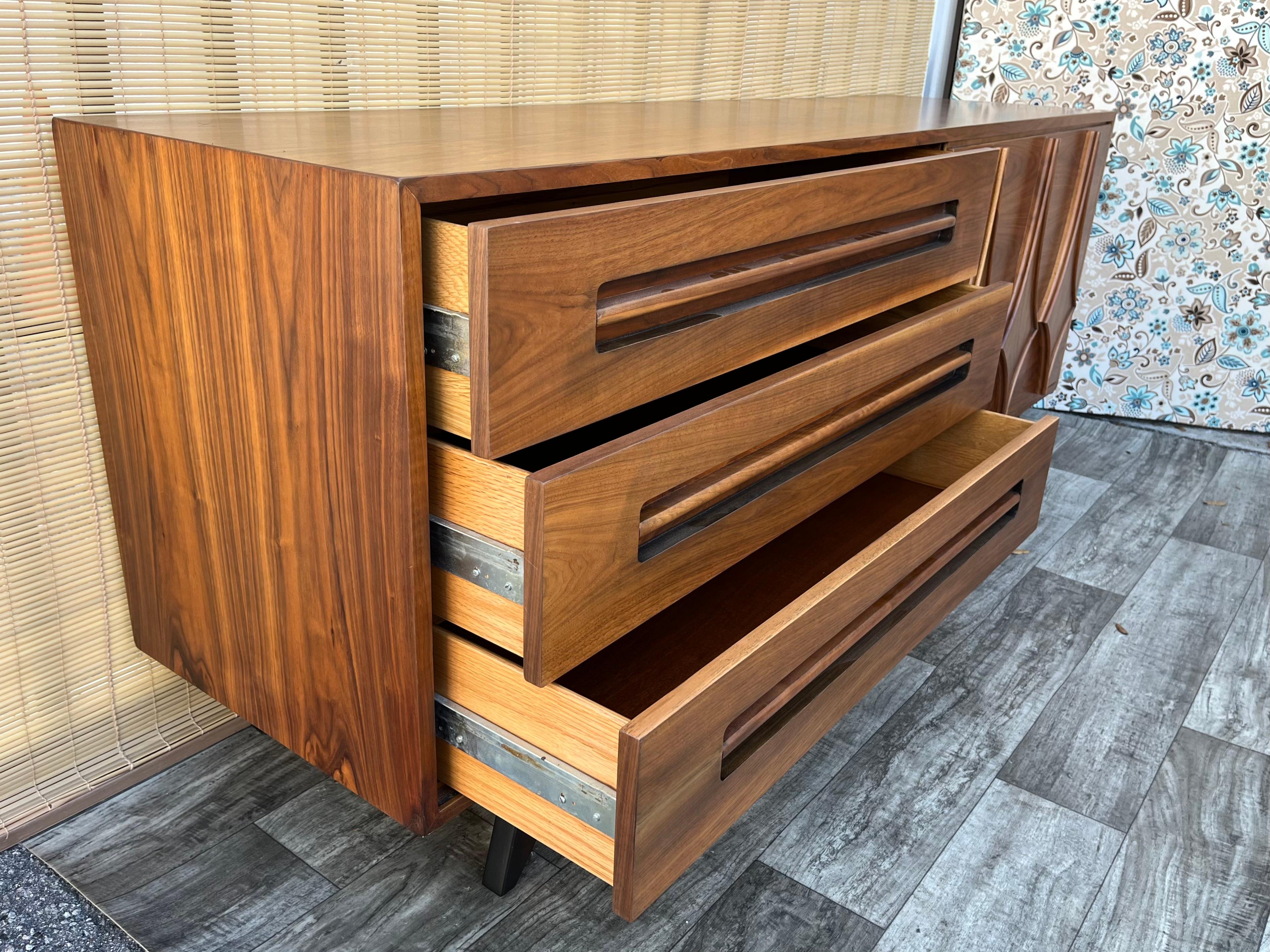 Mid Century Modern Six Drawers Credenza by Young Manufacturing. Circa 1960s For Sale 8