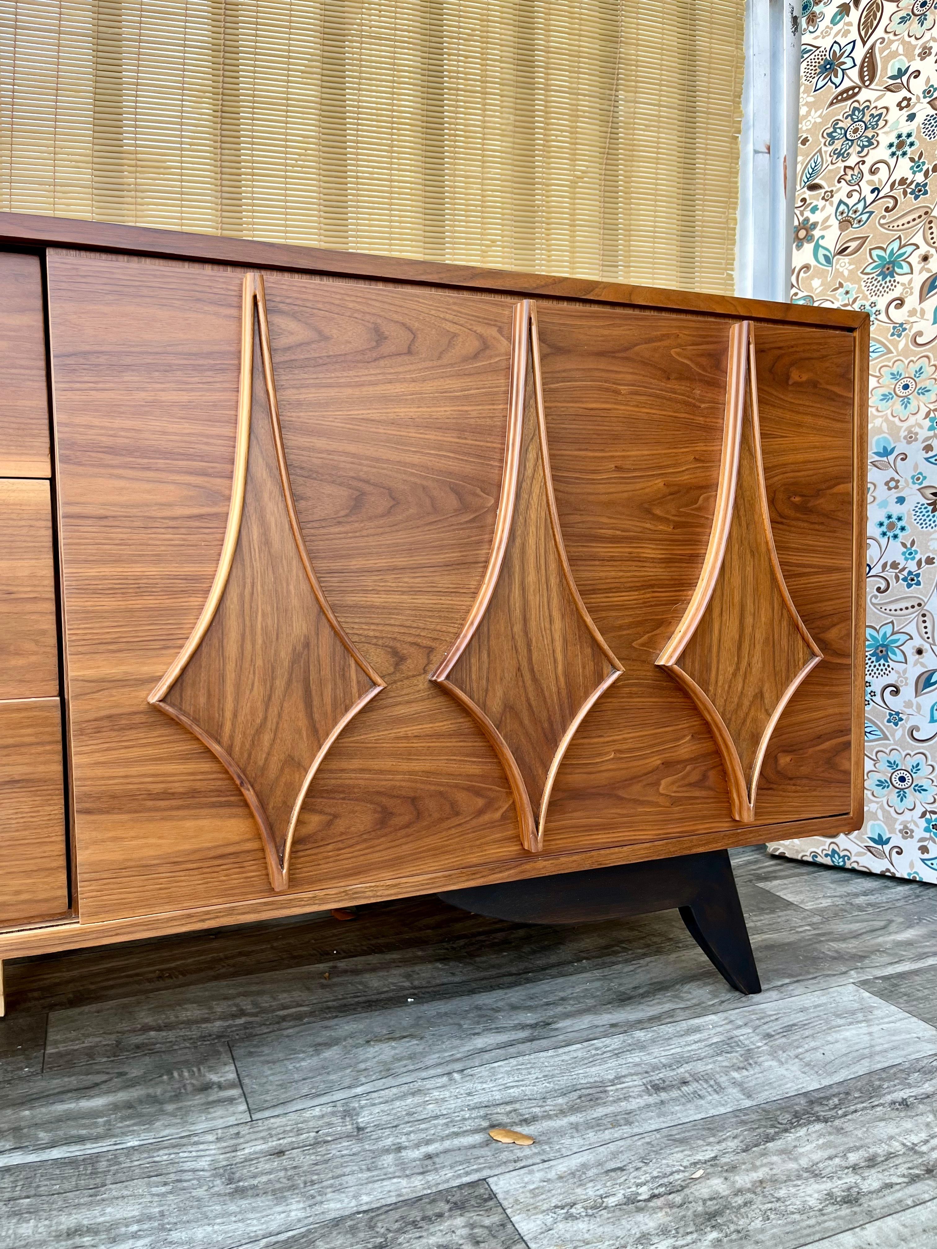 Mid Century Modern Six Drawers Credenza by Young Manufacturing. Circa 1960s For Sale 9
