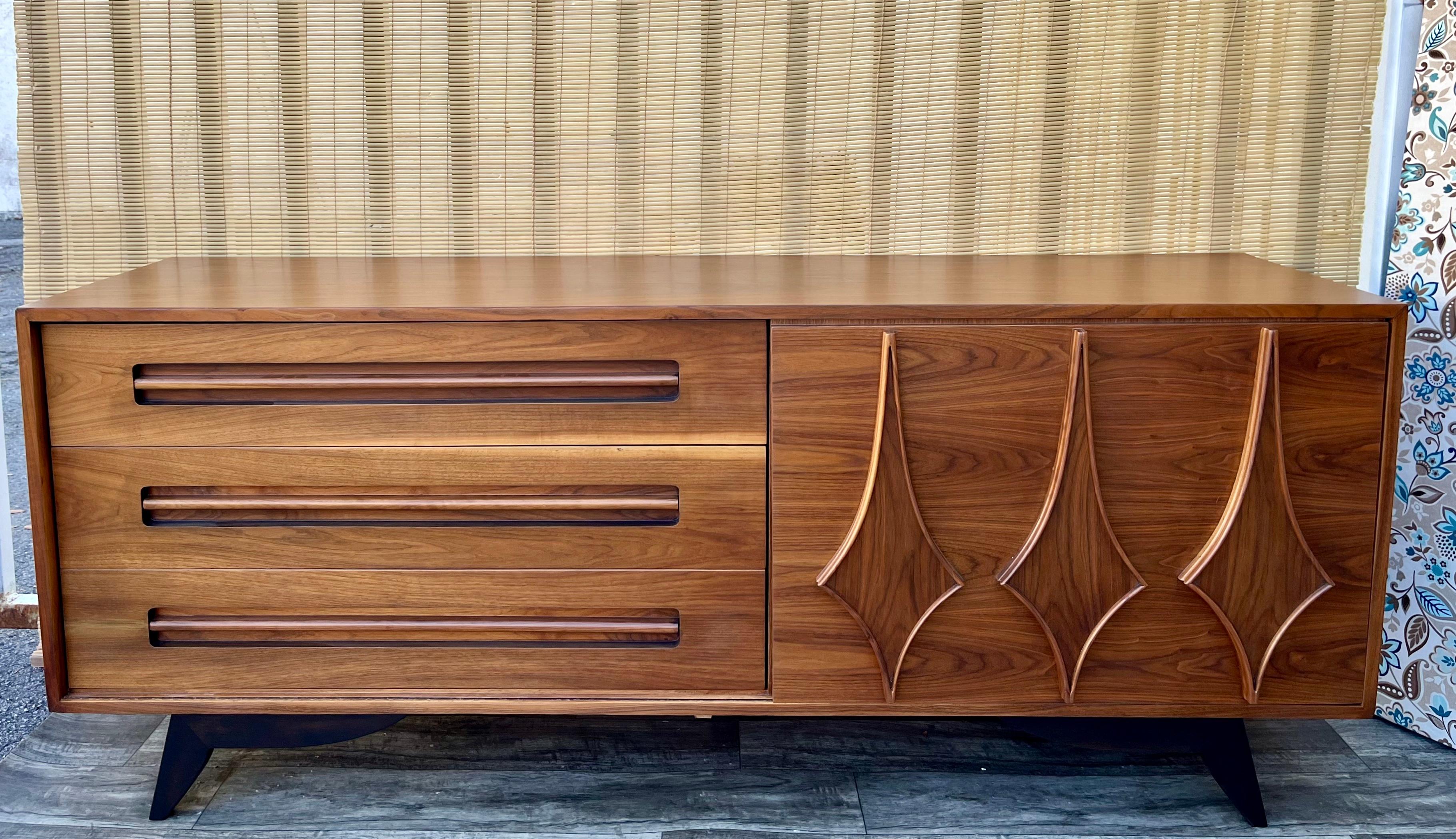 Mid-Century Modern Mid Century Modern Six Drawers Credenza by Young Manufacturing. Circa 1960s For Sale