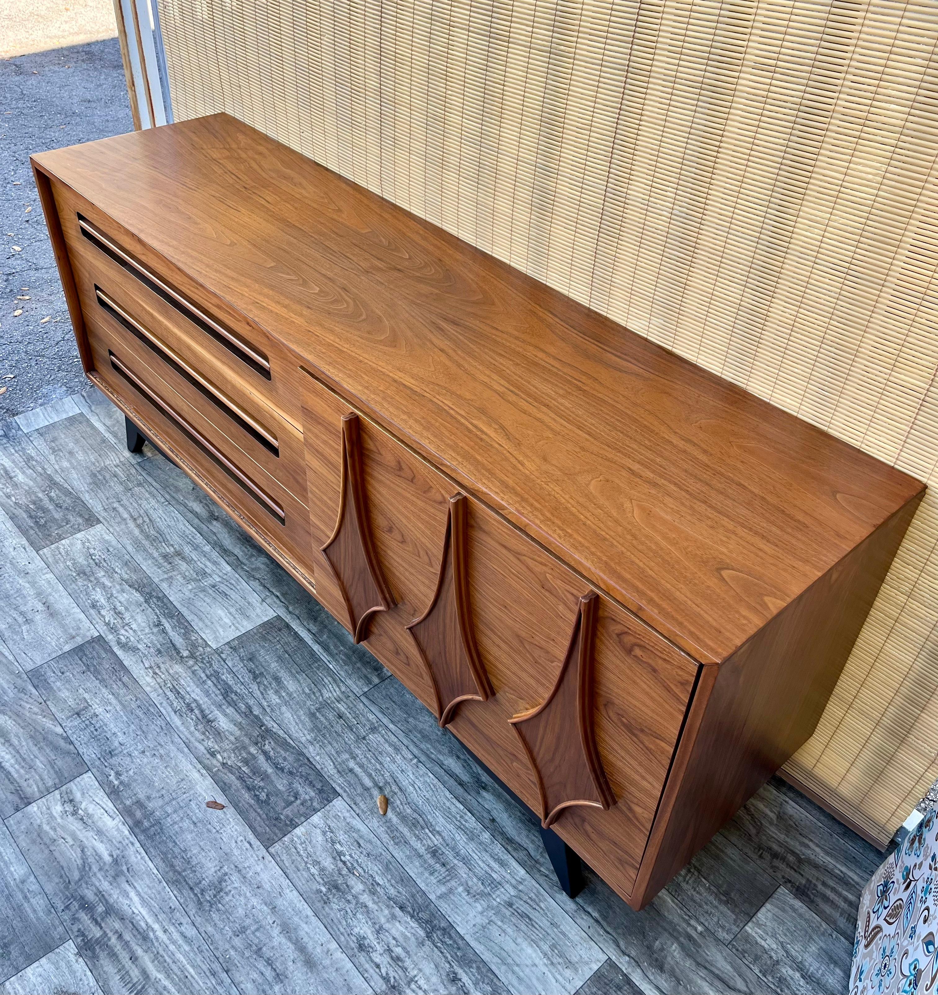 American Mid Century Modern Six Drawers Credenza by Young Manufacturing. Circa 1960s For Sale