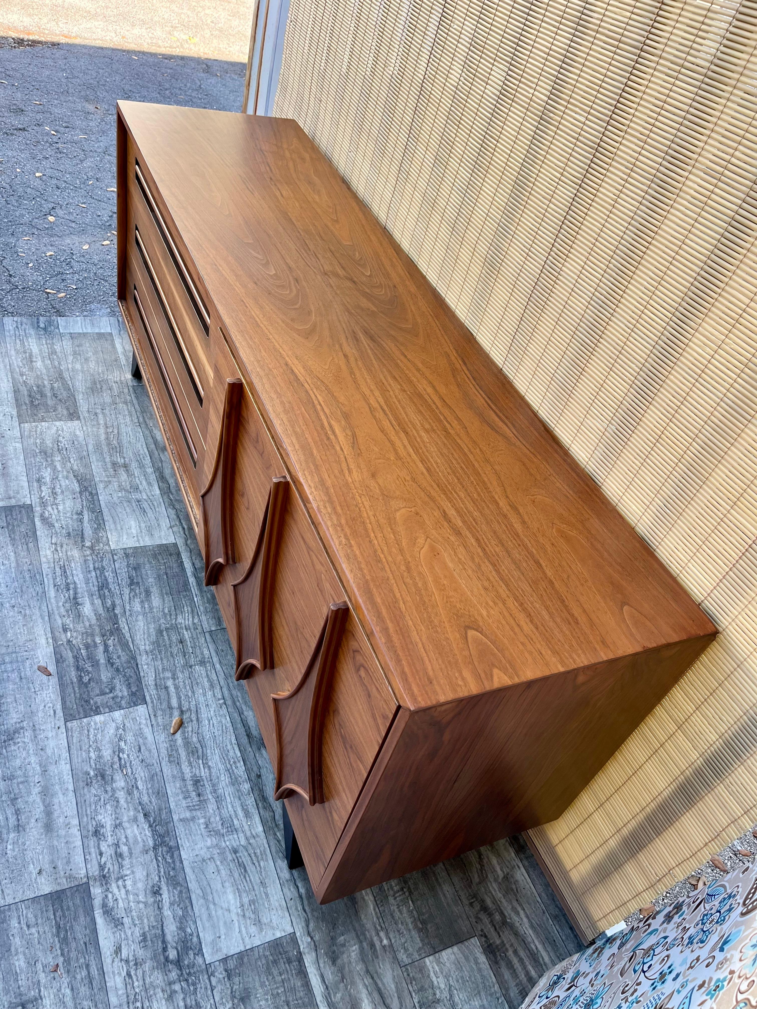 Veneer Mid Century Modern Six Drawers Credenza by Young Manufacturing. Circa 1960s For Sale