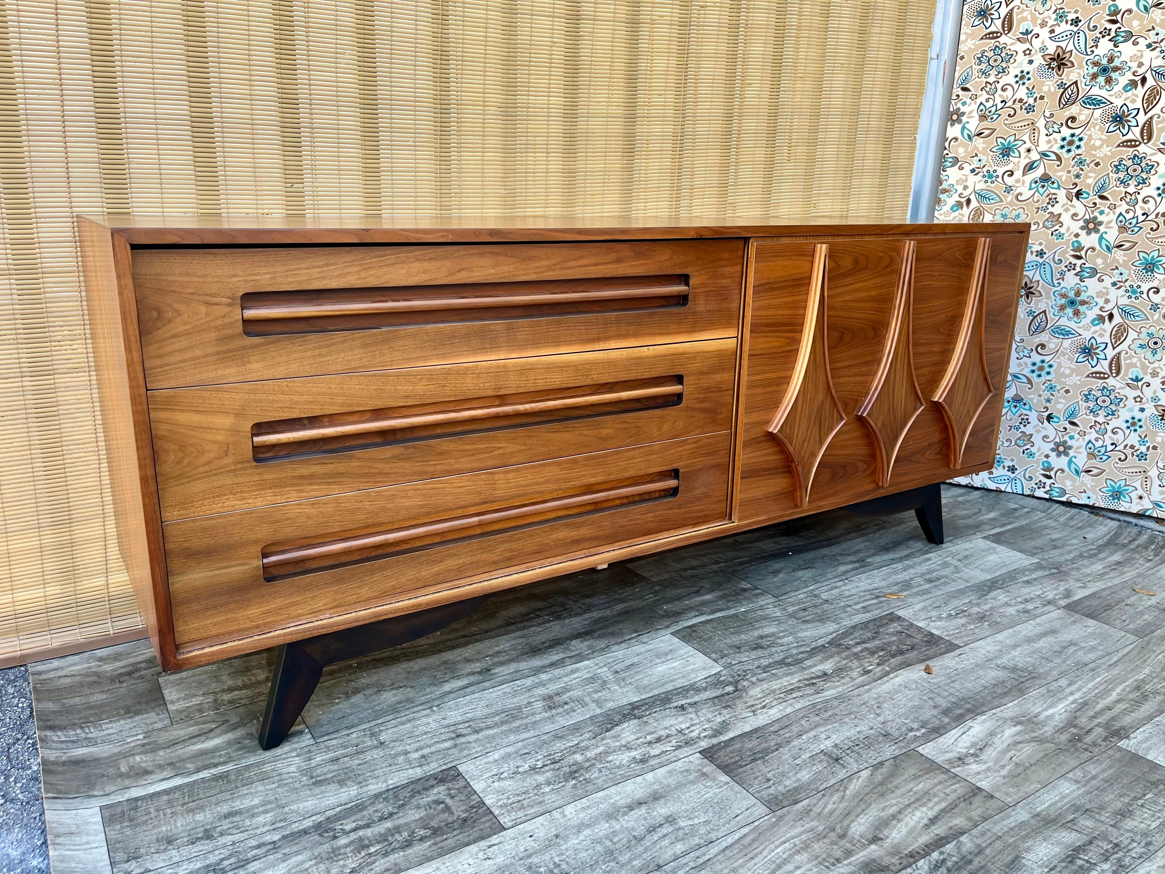Mid Century Modern Six Drawers Credenza by Young Manufacturing. Circa 1960s In Good Condition For Sale In Miami, FL