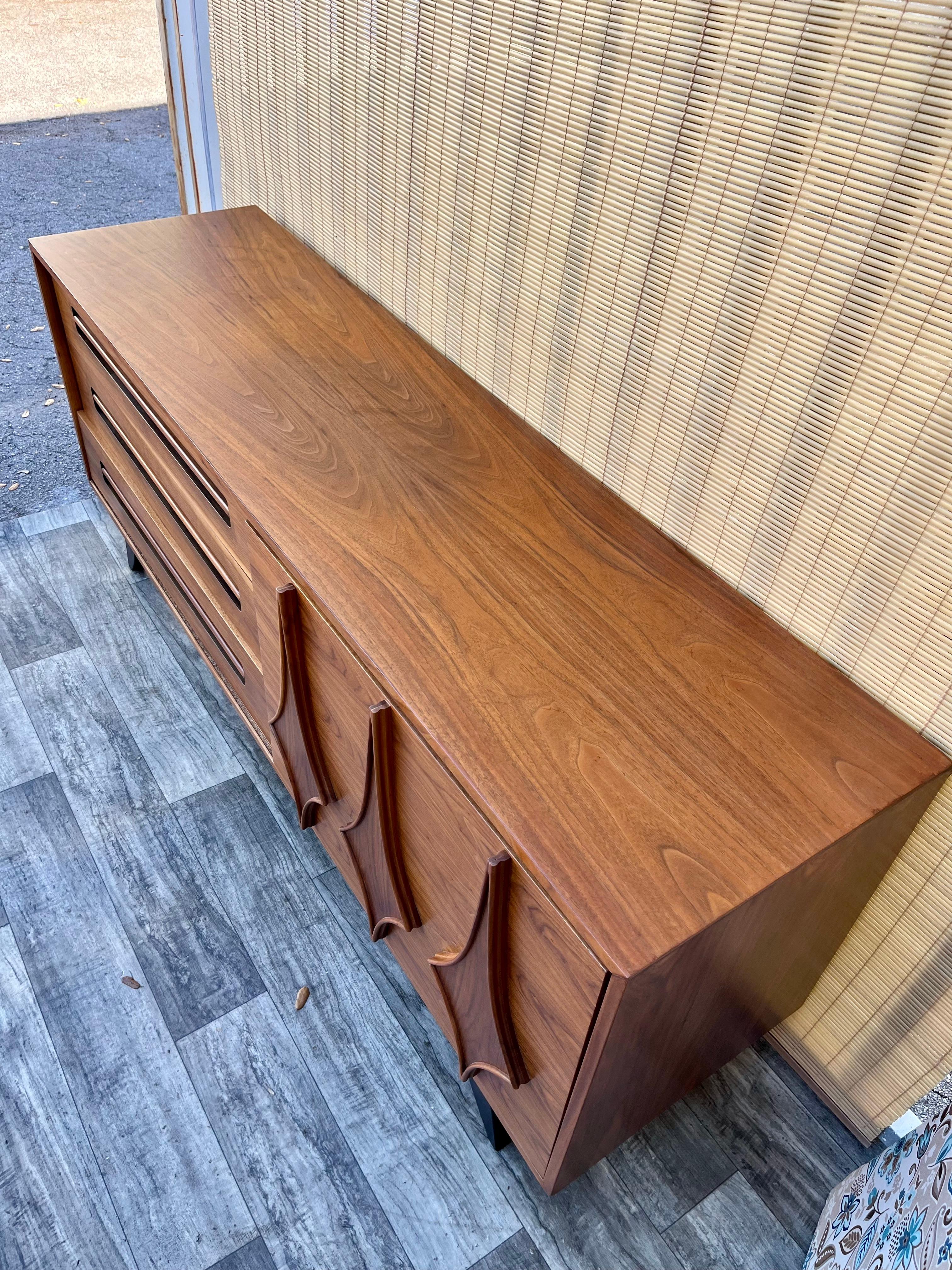 Mid Century Modern Six Drawers Credenza by Young Manufacturing. Circa 1960s For Sale 1