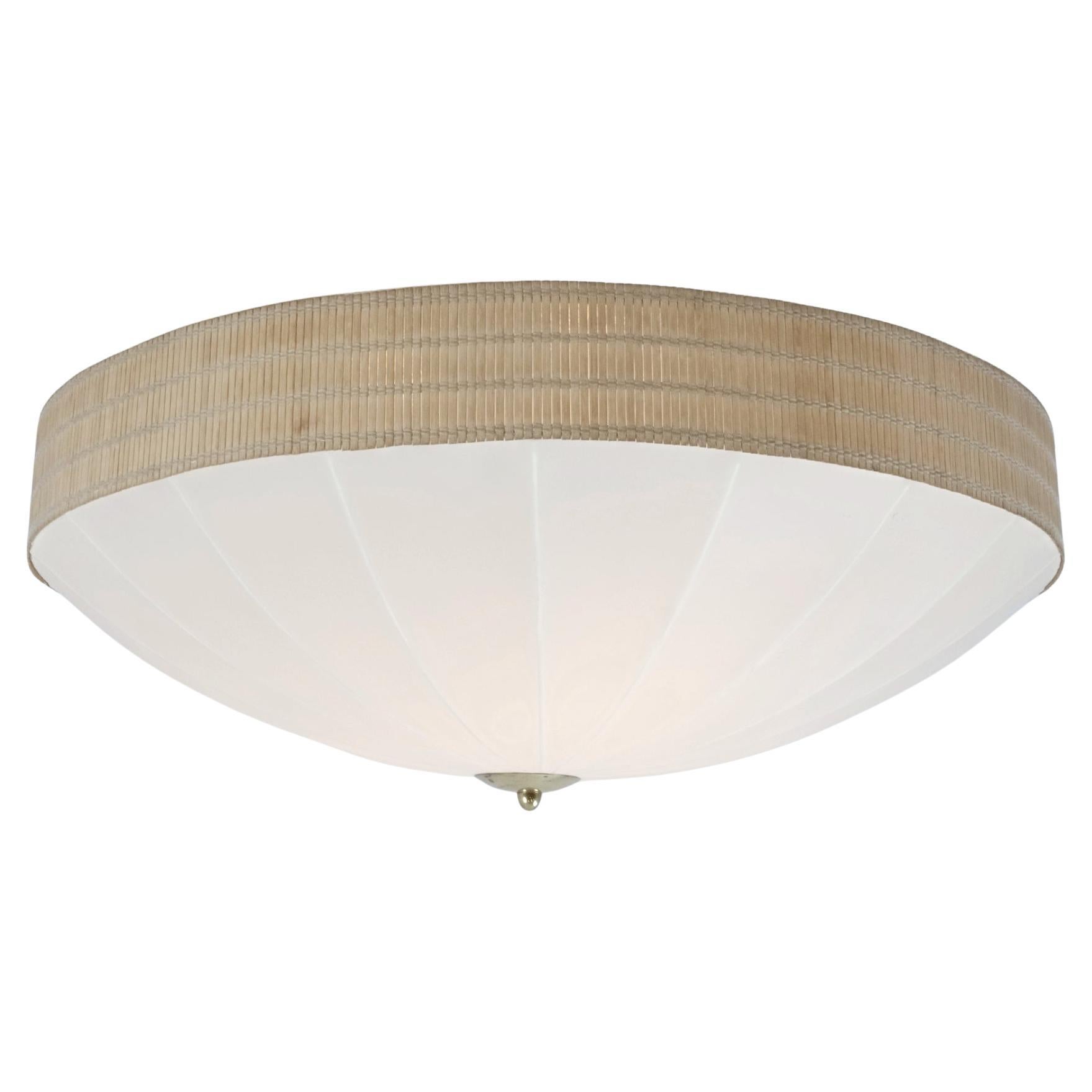 Un bellissimo lampadario rotondo in stile Mid-Century Modern prodotto da Idman negli anni Cinquanta. L'apparecchio ha tre lampadine. Anche se non è presente nel catalogo, tutte le parti sono di Idman, la lampada è stampata e il design è in linea con