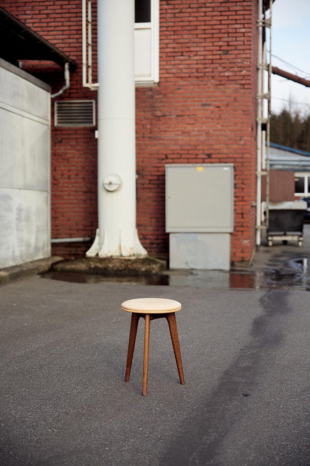 The SJ.08 Stool: Timeless Simplicity, Crafted to Perfection

The Stool SJ.08 by Erik Buck is a beautifully understated yet meticulously crafted piece of furniture. Its design is as grounded and sturdy as it is light and easy to move. Made