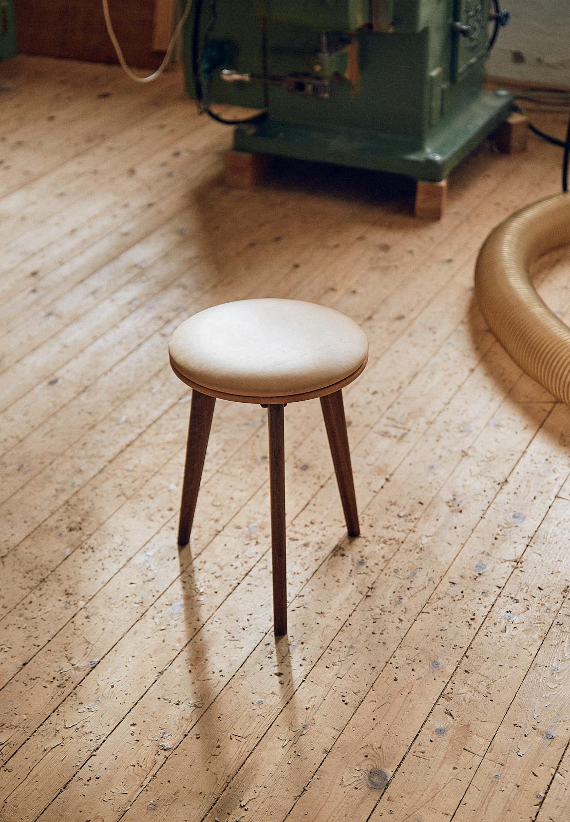 Mid-Century modern SJ.08 stool by Erik Buck. New edition In New Condition For Sale In Courbevoie, FR