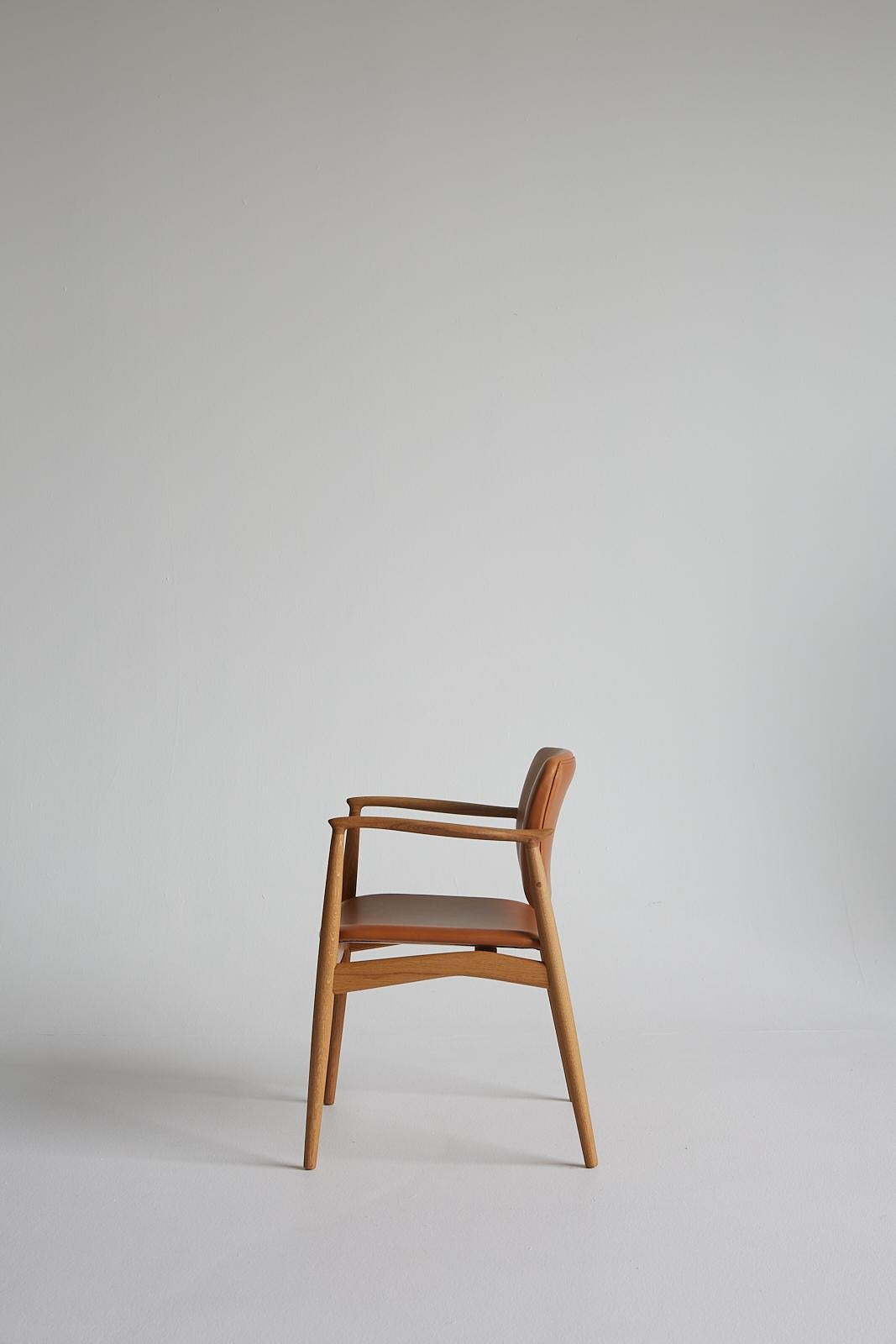 Silla moderna de mediados de siglo SJ.67 Captain, de Erik Buck. Nueva edición

El nombre lo delata. Con sus reposabrazos definitorios, su sólido asiento y su respaldo de apoyo, la silla Capitán hace honor a su prominente vocación. Es un diseño casi