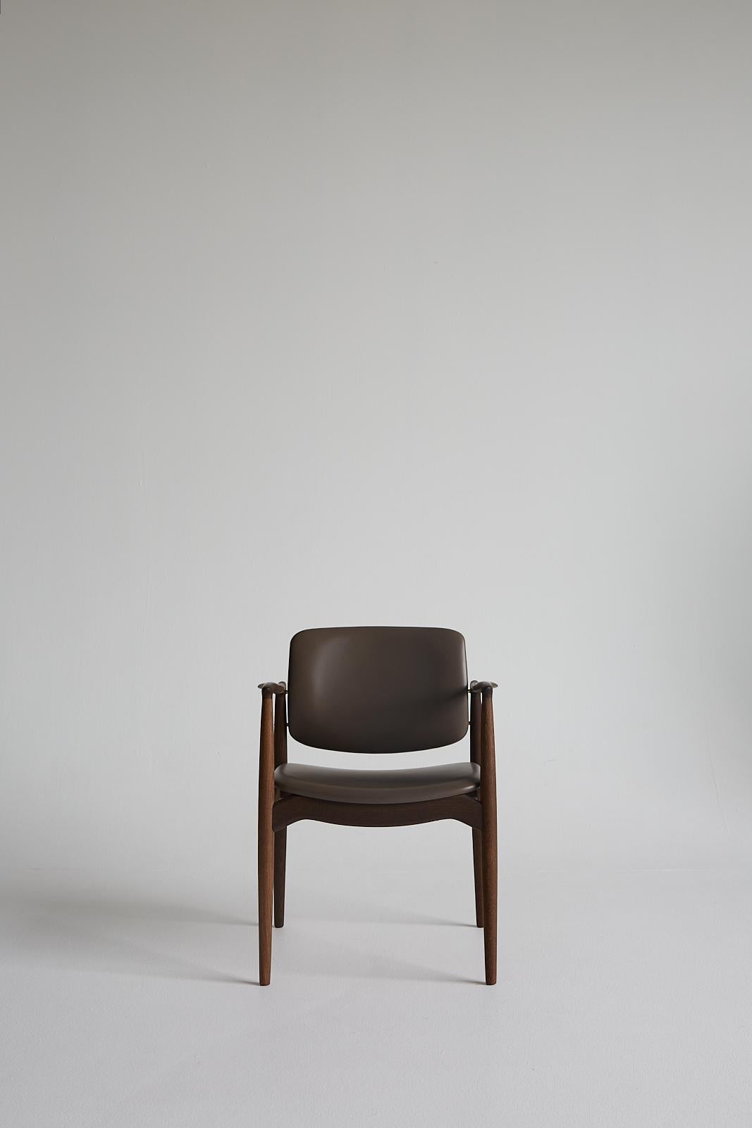 Silla moderna de mediados de siglo SJ.67 Captain, de Erik Buck. Nueva edición en Nuevo estado para la venta en Courbevoie, FR