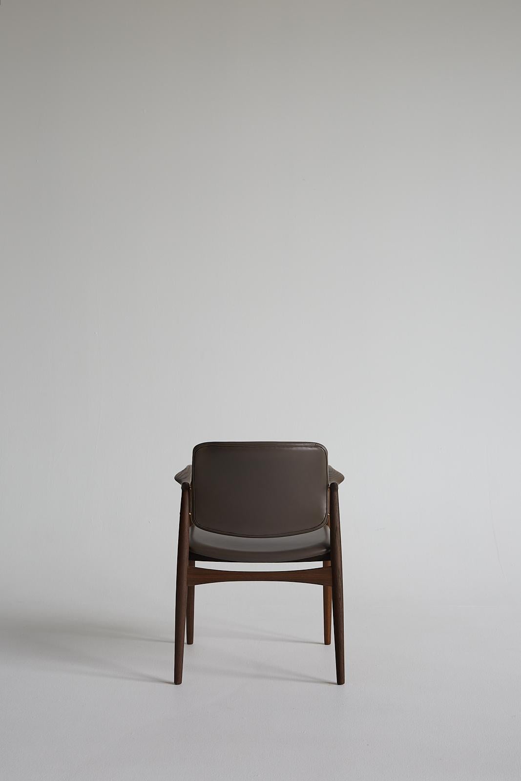 Silla moderna de mediados de siglo SJ.67 Captain, de Erik Buck. Nueva edición Cuero en venta