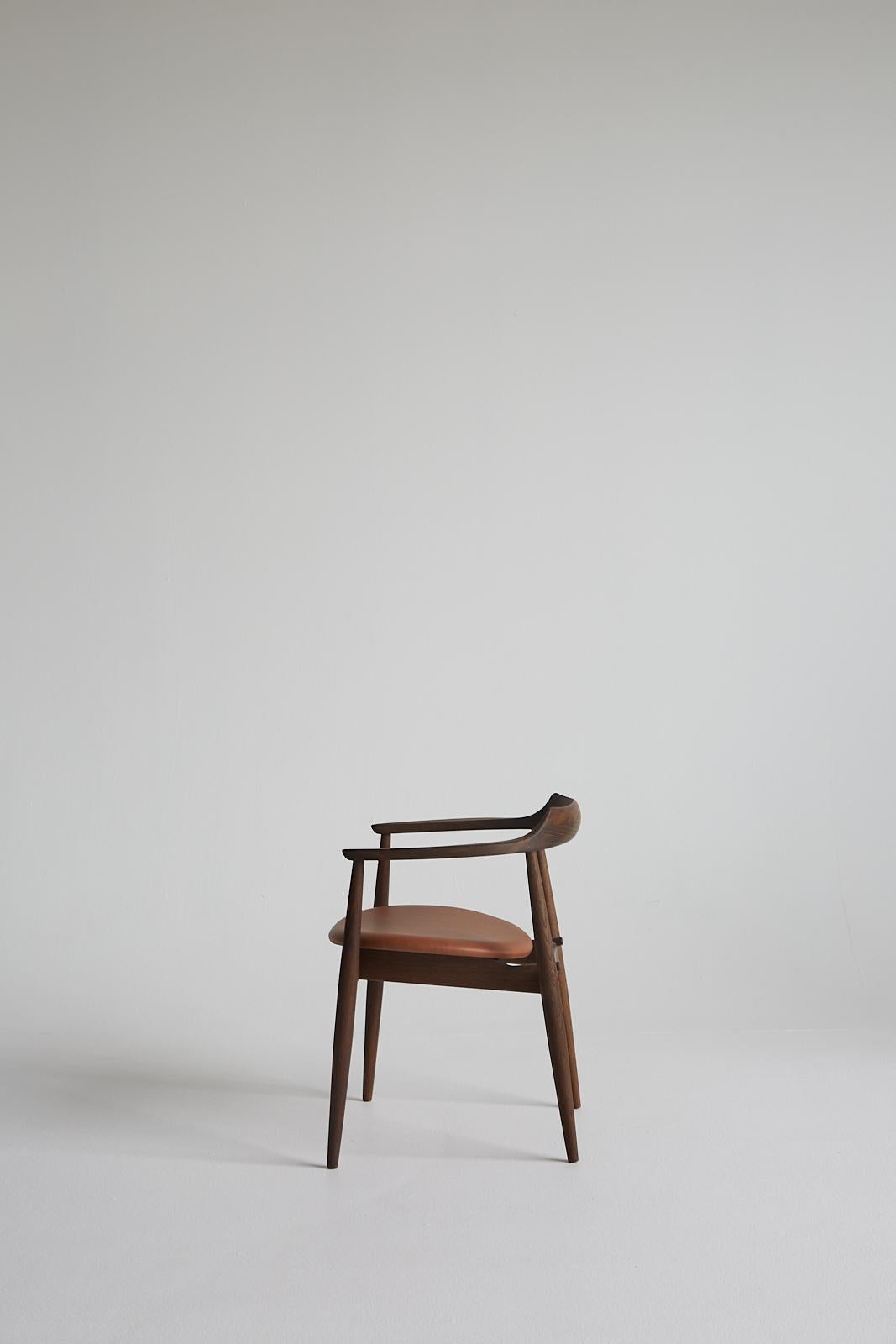 Sedia SJ.750 OVAL di Arne Wahl Iversen, in stile Mid-Century Modern. Nuova edizione

La vecchia gloria si trasforma in un nuovo classico

Progettato da Arne Wahl Iversen nel 1959. In quel periodo la Danimarca stava entrando in una nuova era. Arne si