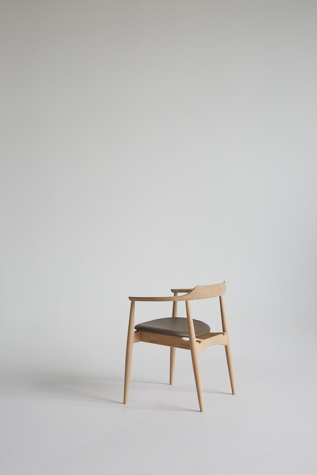 Mid-Century modern SJ.750 OVAL chair by Arne Wahl Iversen. New edition In New Condition For Sale In Courbevoie, FR