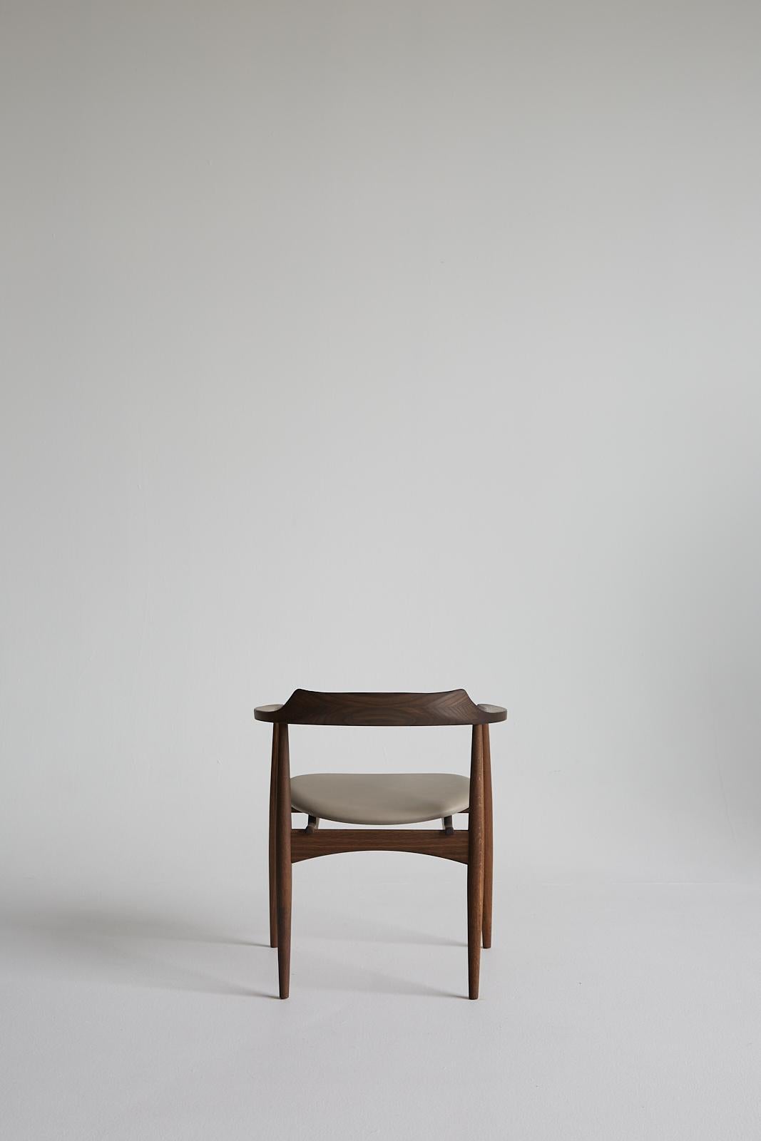 Pelle Sedia SJ.750 OVAL di Arne Wahl Iversen, in stile Mid-Century Modern. Nuova edizione in vendita