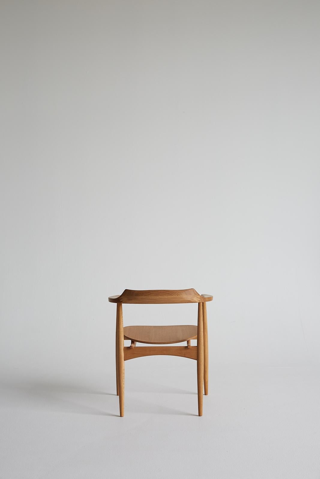 Leather Mid-Century modern SJ.750 OVAL chair by Arne Wahl Iversen. New edition For Sale