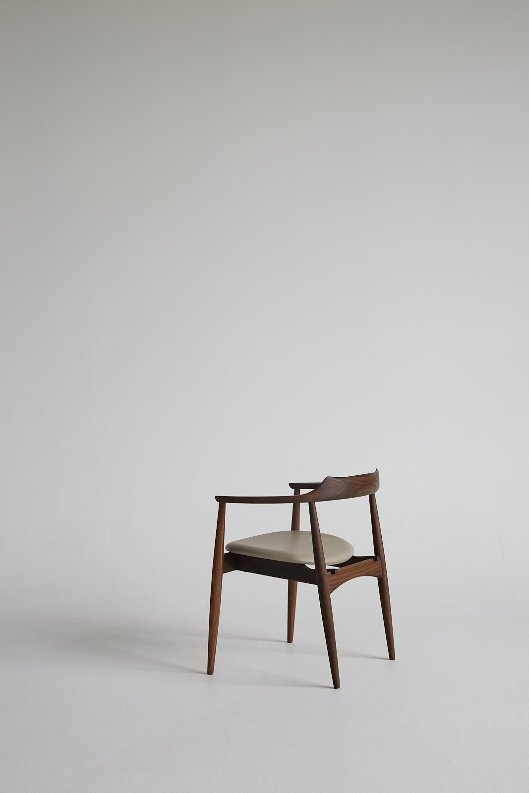 Sedia SJ.750 OVAL di Arne Wahl Iversen, in stile Mid-Century Modern. Nuova edizione in vendita 1