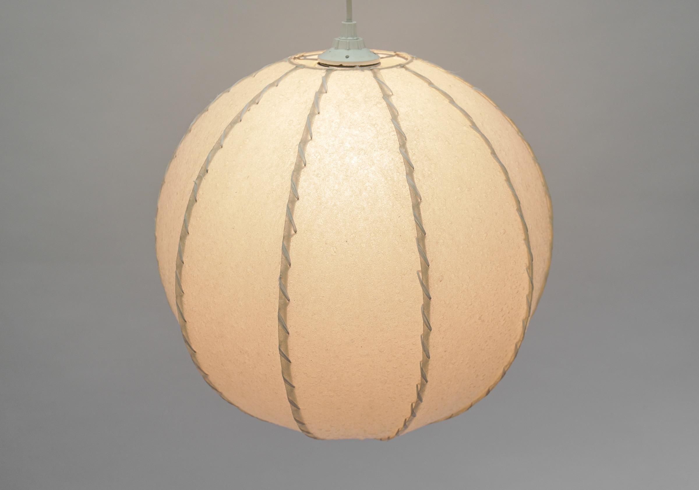 Lampe à boule en peau moderne du milieu du siècle, 1960 Italie en vente 3