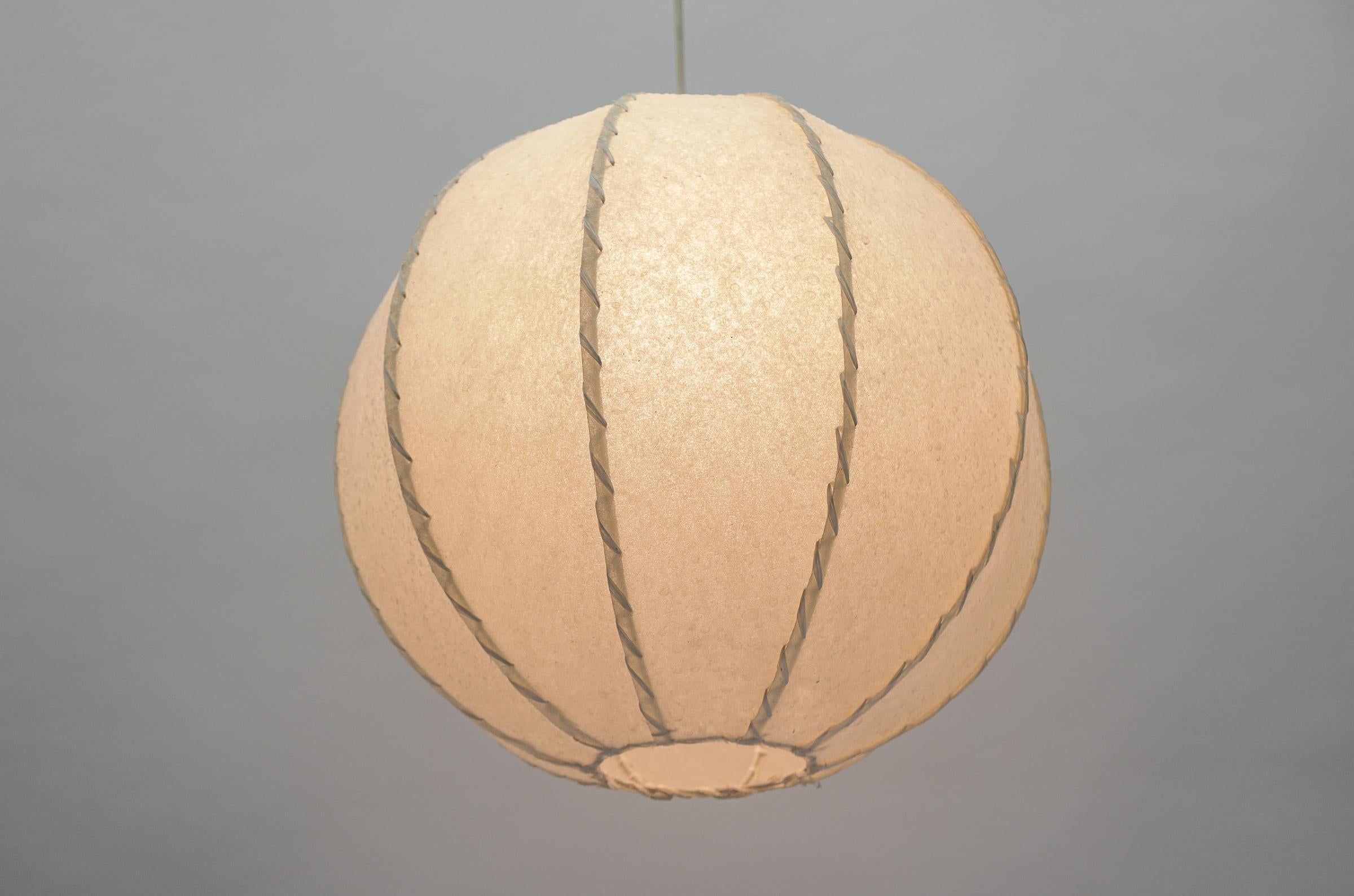 Lampe à boule en peau moderne du milieu du siècle, 1960 Italie en vente 7