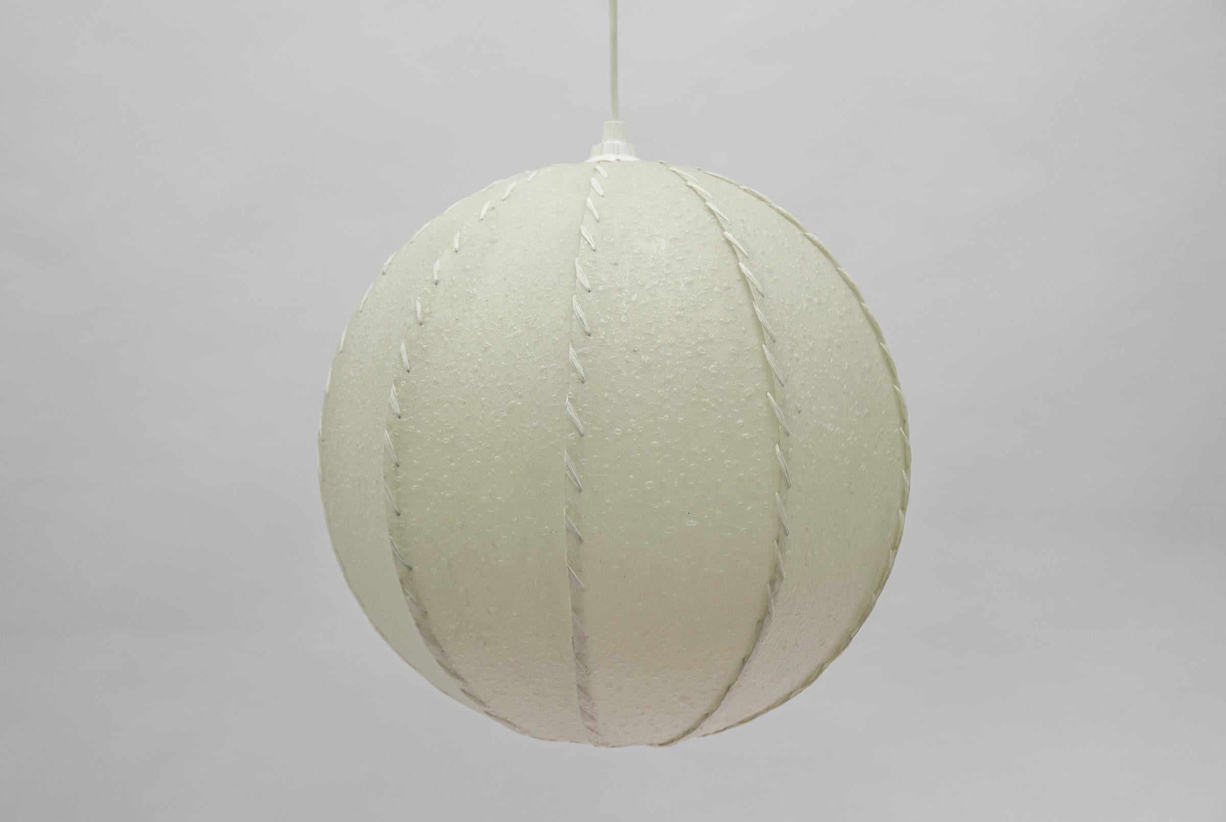 Mid-Century Modern Lampe à boule en peau moderne du milieu du siècle, 1960 Italie en vente