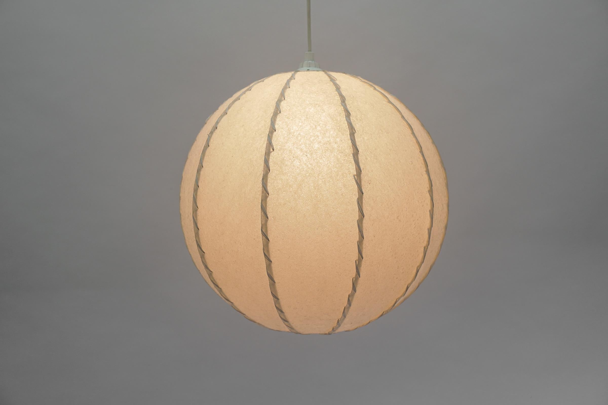 italien Lampe à boule en peau moderne du milieu du siècle, 1960 Italie en vente