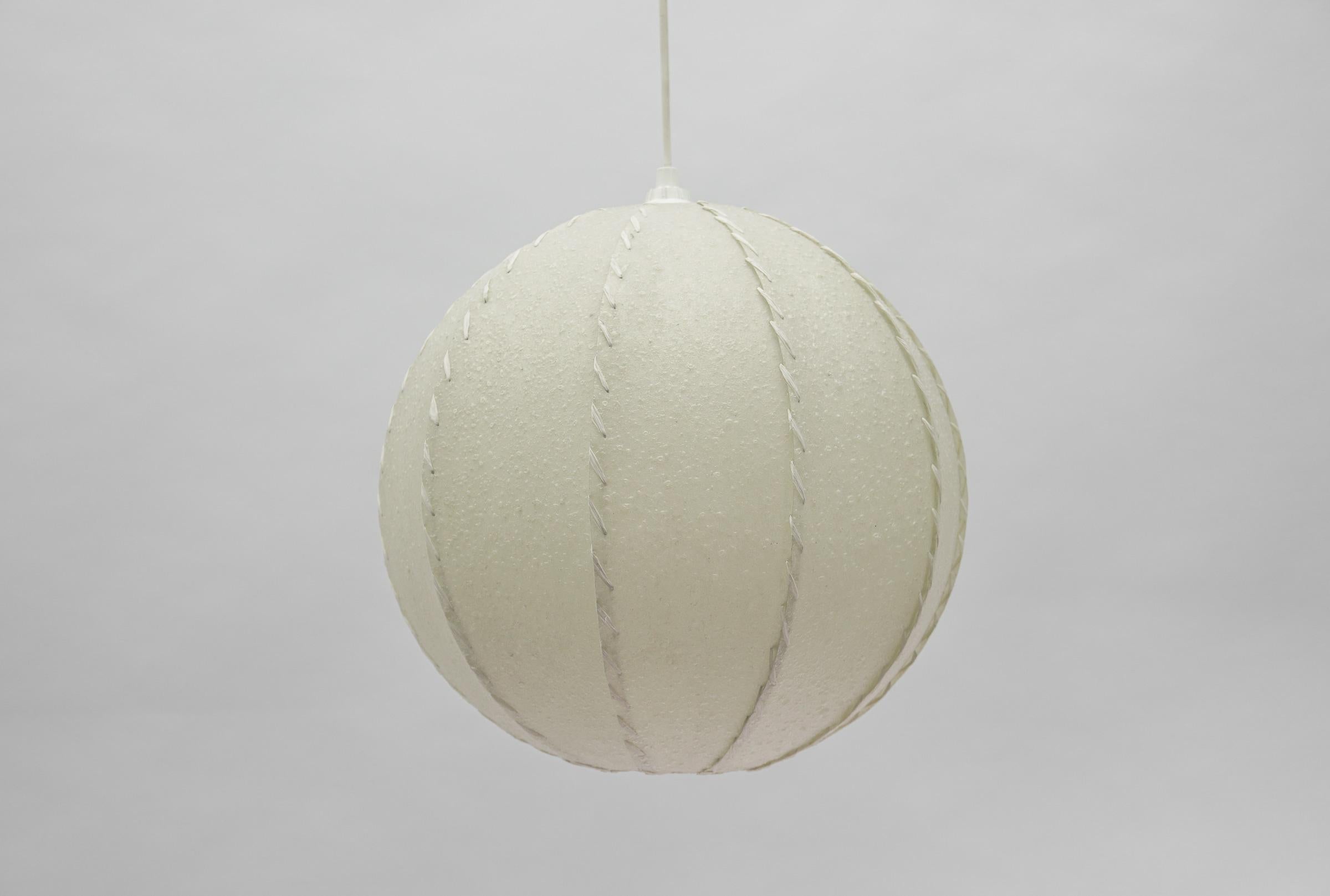 Milieu du XXe siècle Lampe à boule en peau moderne du milieu du siècle, 1960 Italie en vente