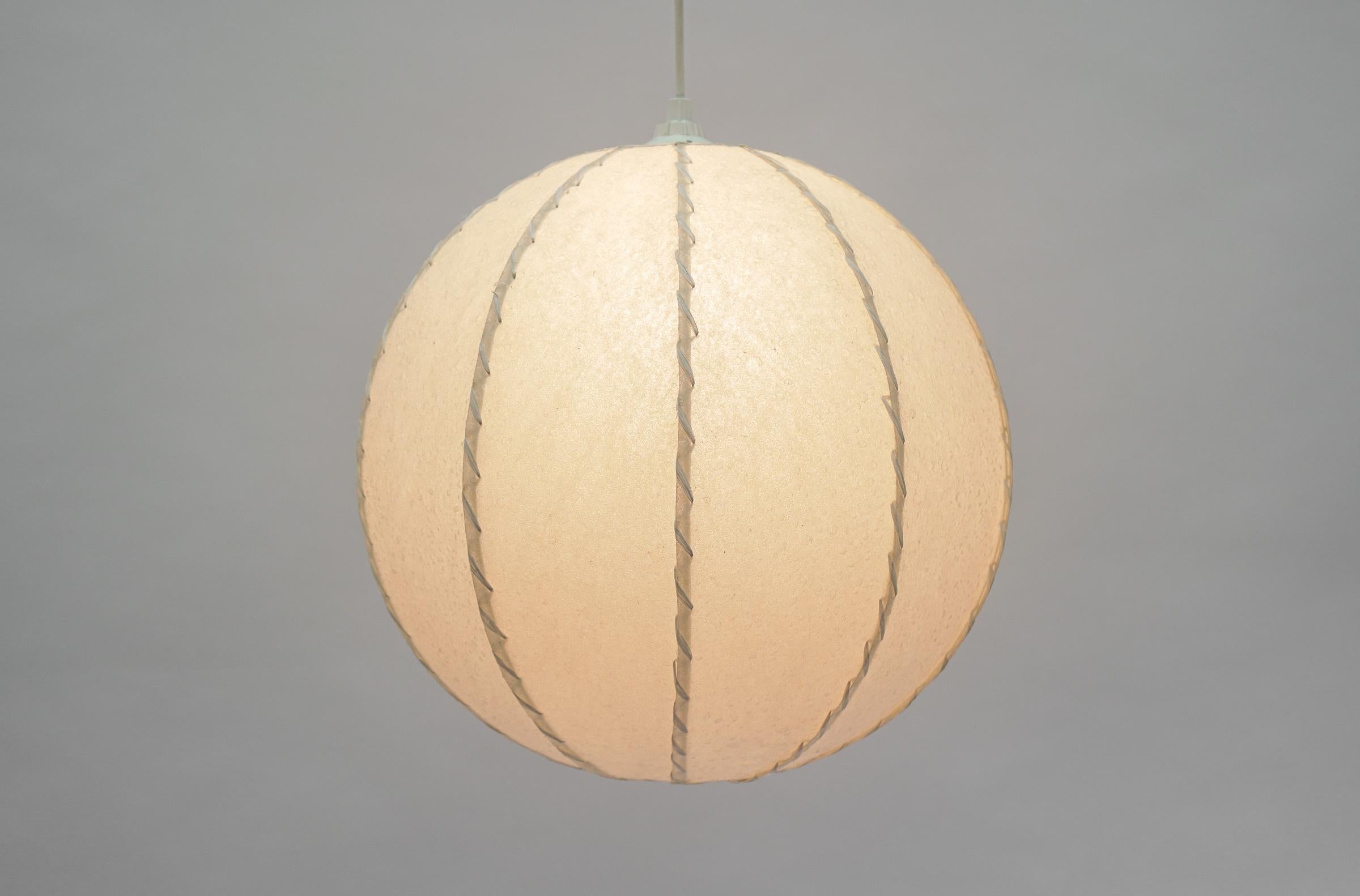 Métal Lampe à boule en peau moderne du milieu du siècle, 1960 Italie en vente
