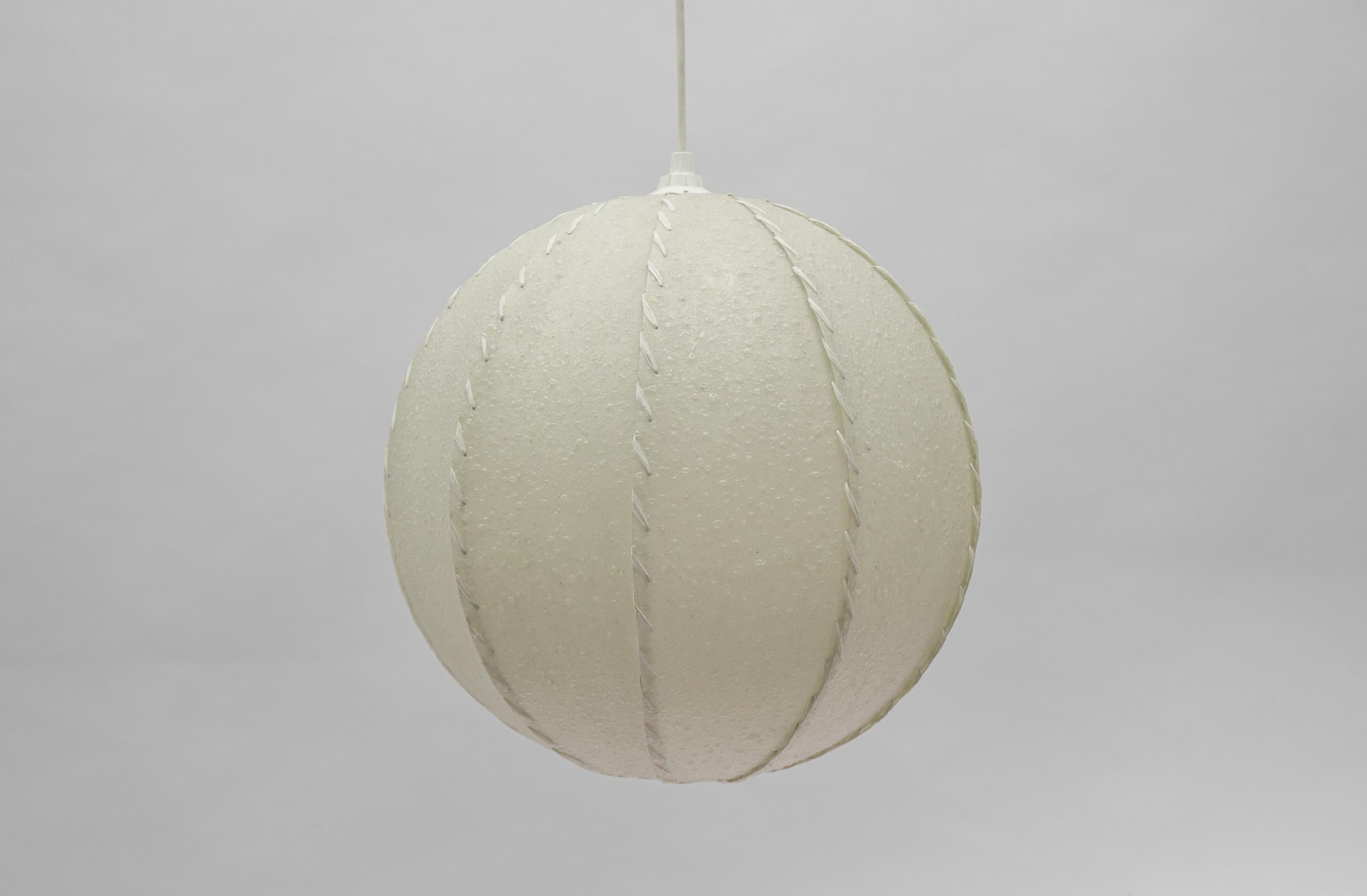 Lampe à boule en peau moderne du milieu du siècle, 1960 Italie en vente 1