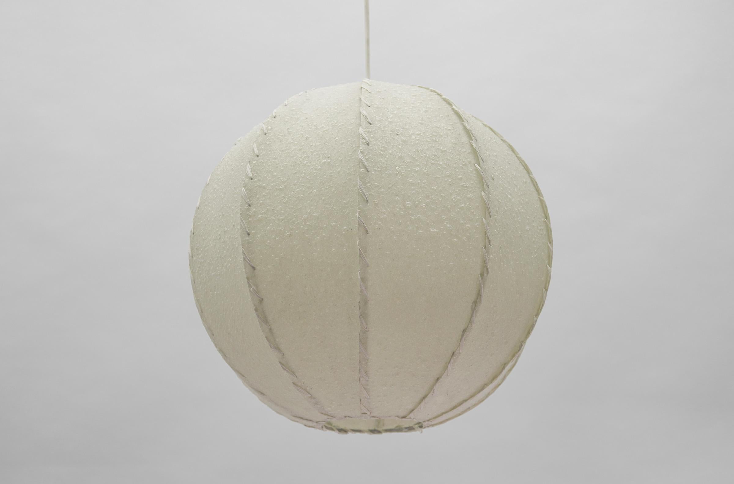 Lampe à boule en peau moderne du milieu du siècle, 1960 Italie en vente 2
