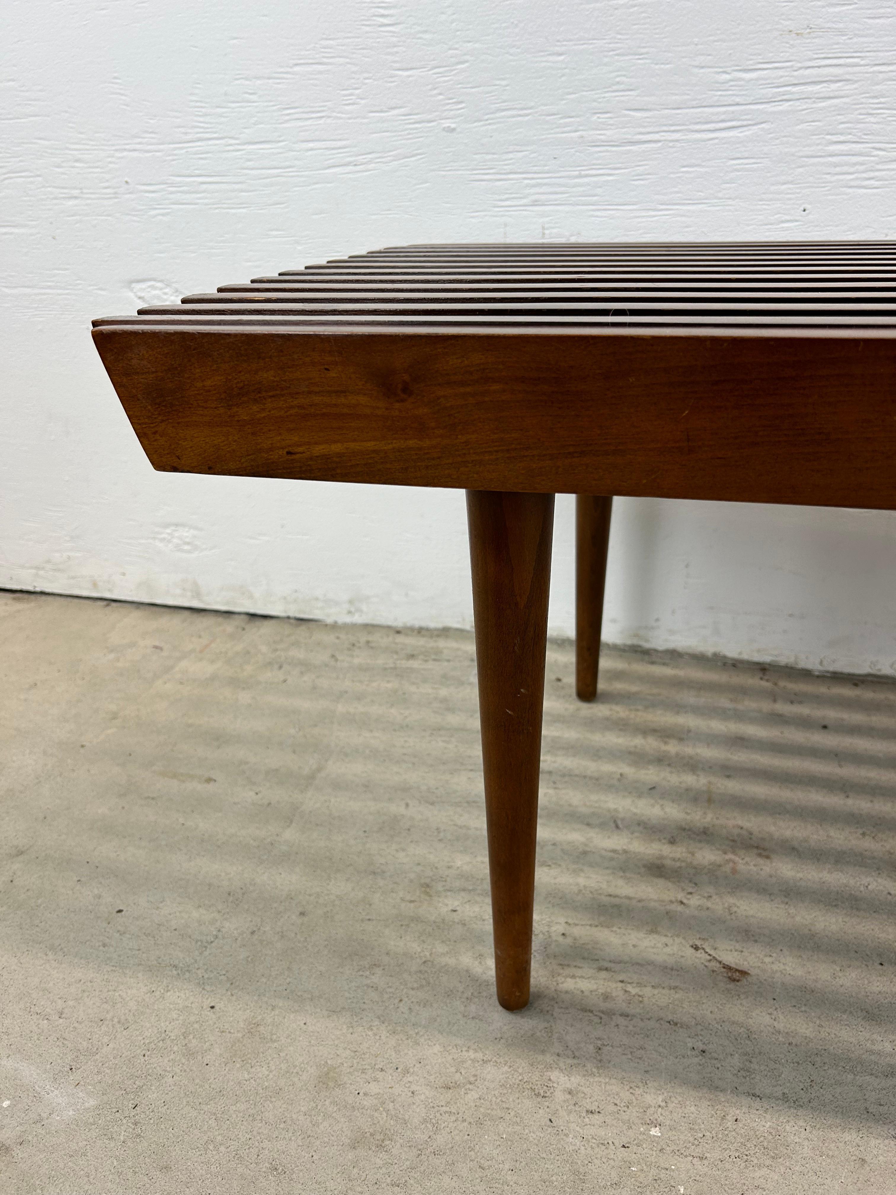 Table basse à lattes moderne du milieu du siècle dernier à la manière de Adrian Pearsall en vente 3