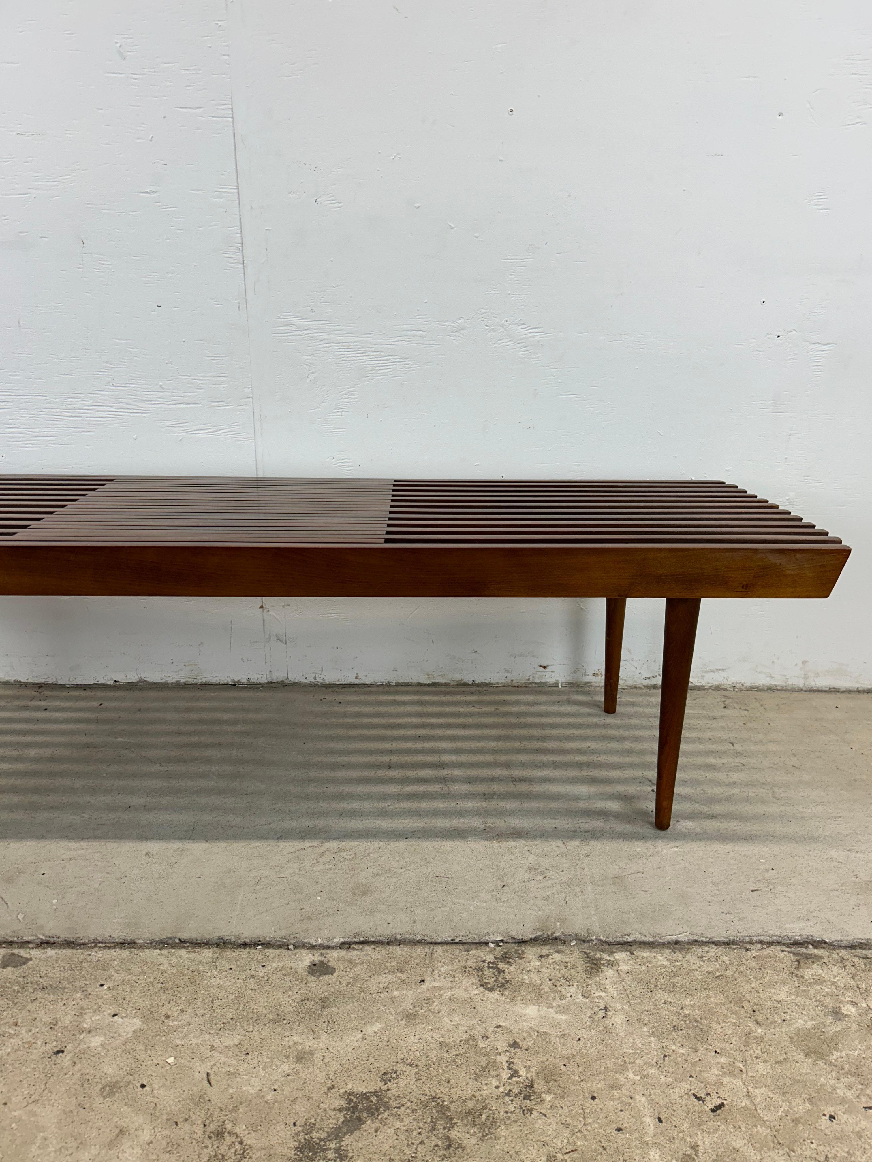 Américain Table basse à lattes moderne du milieu du siècle dernier à la manière de Adrian Pearsall en vente