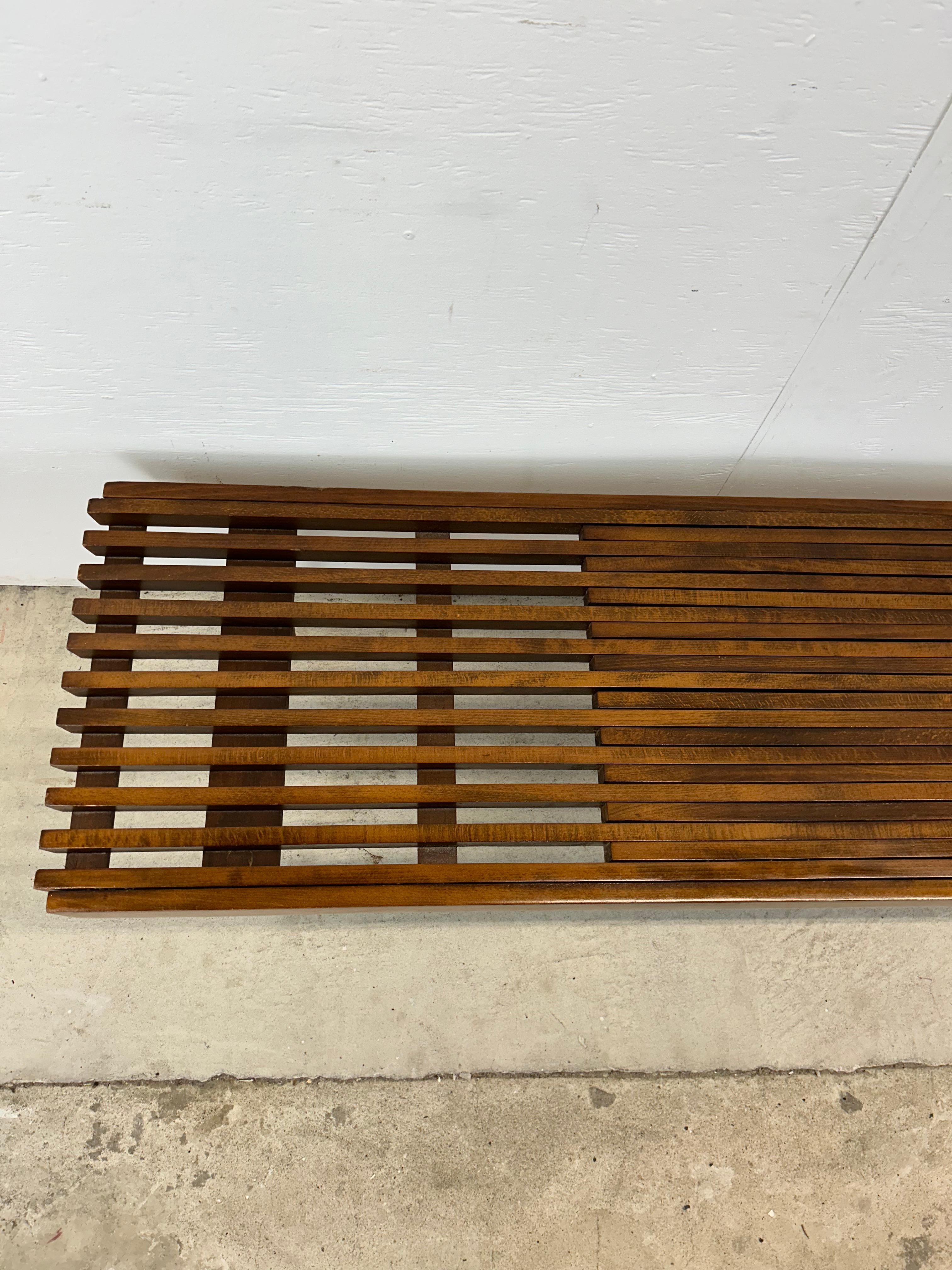 20ième siècle Table basse à lattes moderne du milieu du siècle dernier à la manière de Adrian Pearsall en vente
