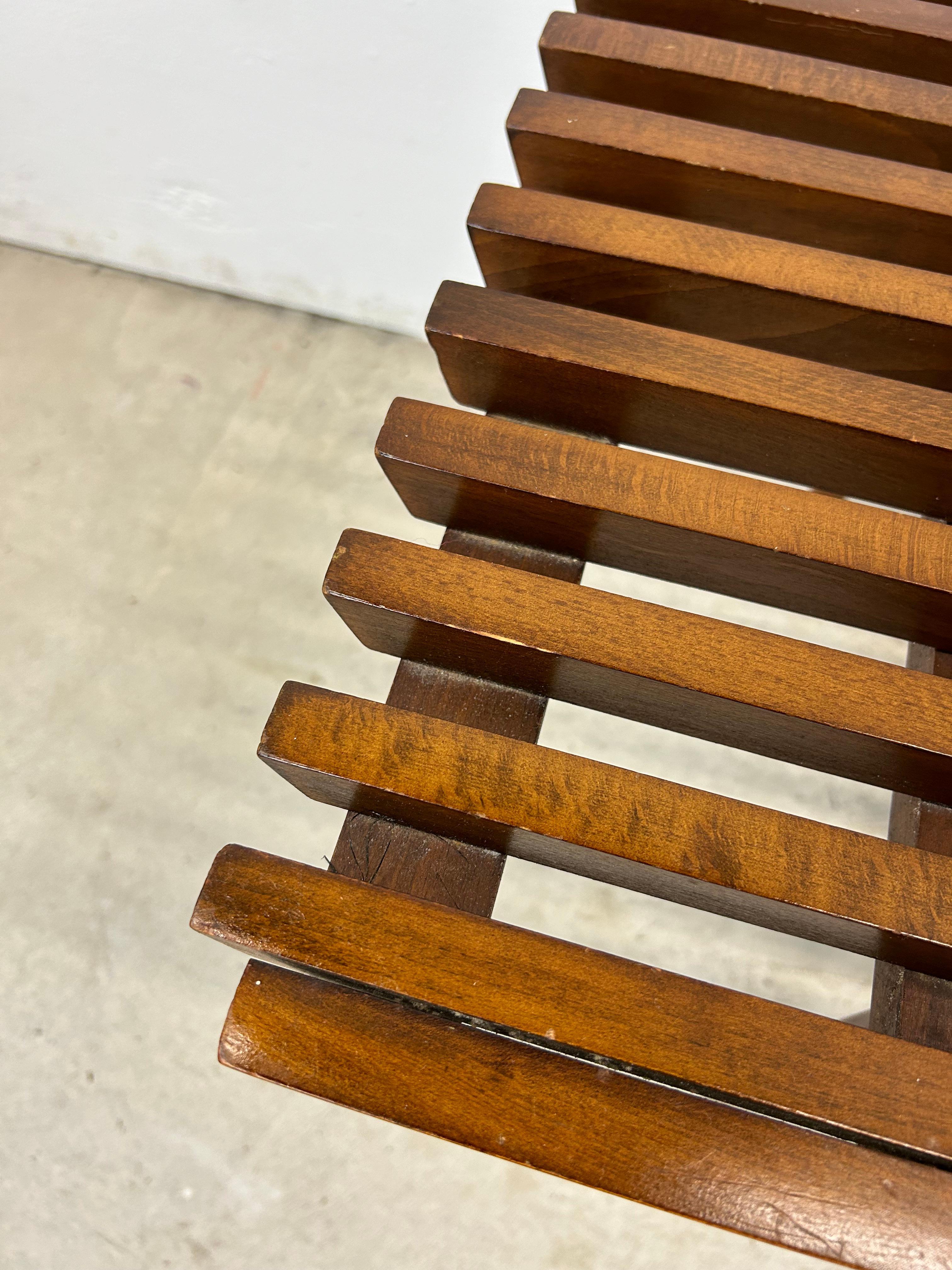Noyer Table basse à lattes moderne du milieu du siècle dernier à la manière de Adrian Pearsall en vente