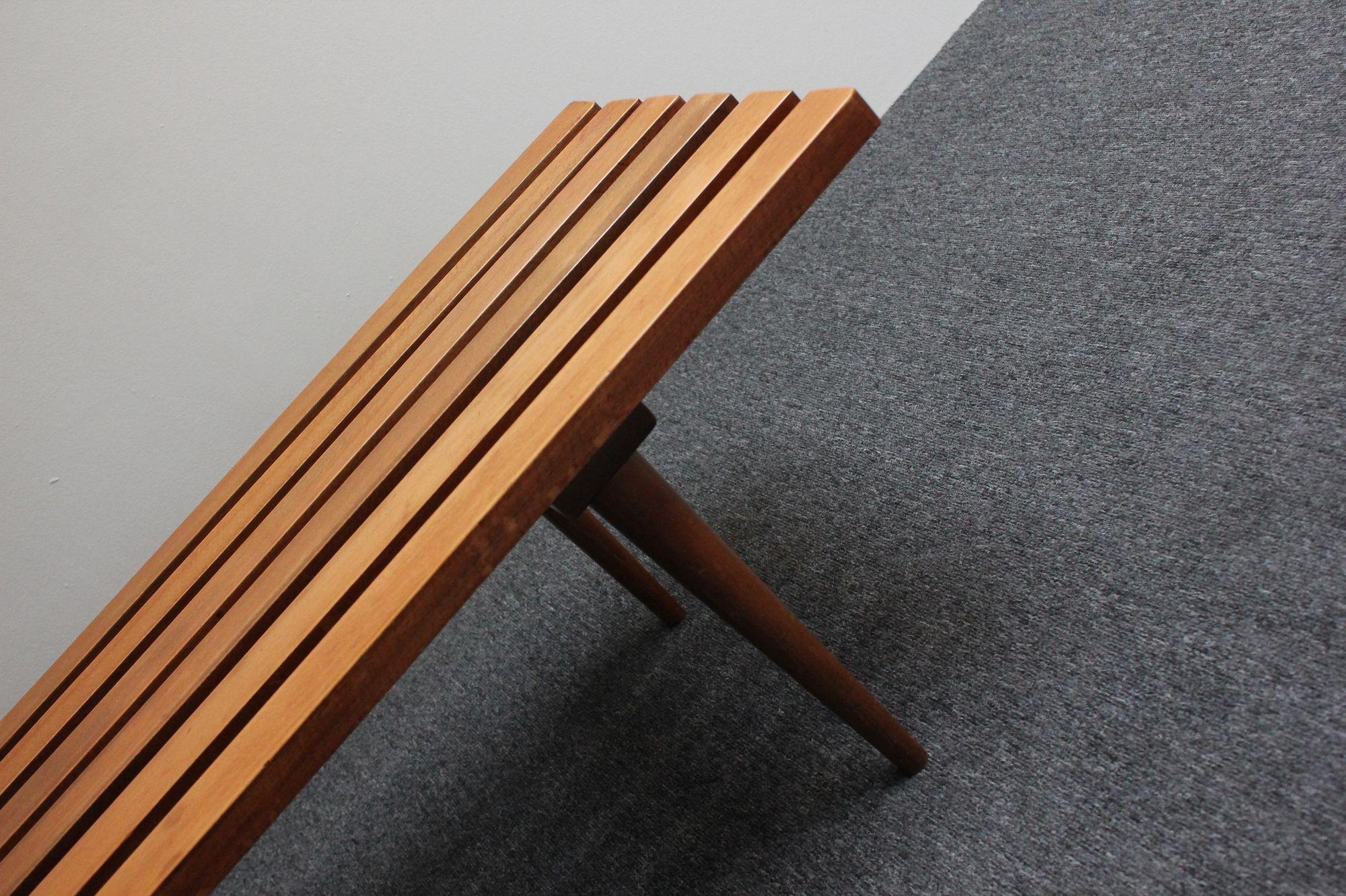 Banc/table basse moderne du milieu du siècle dernier en chêne à lattes avec pieds fuselés et coussin en vente 3
