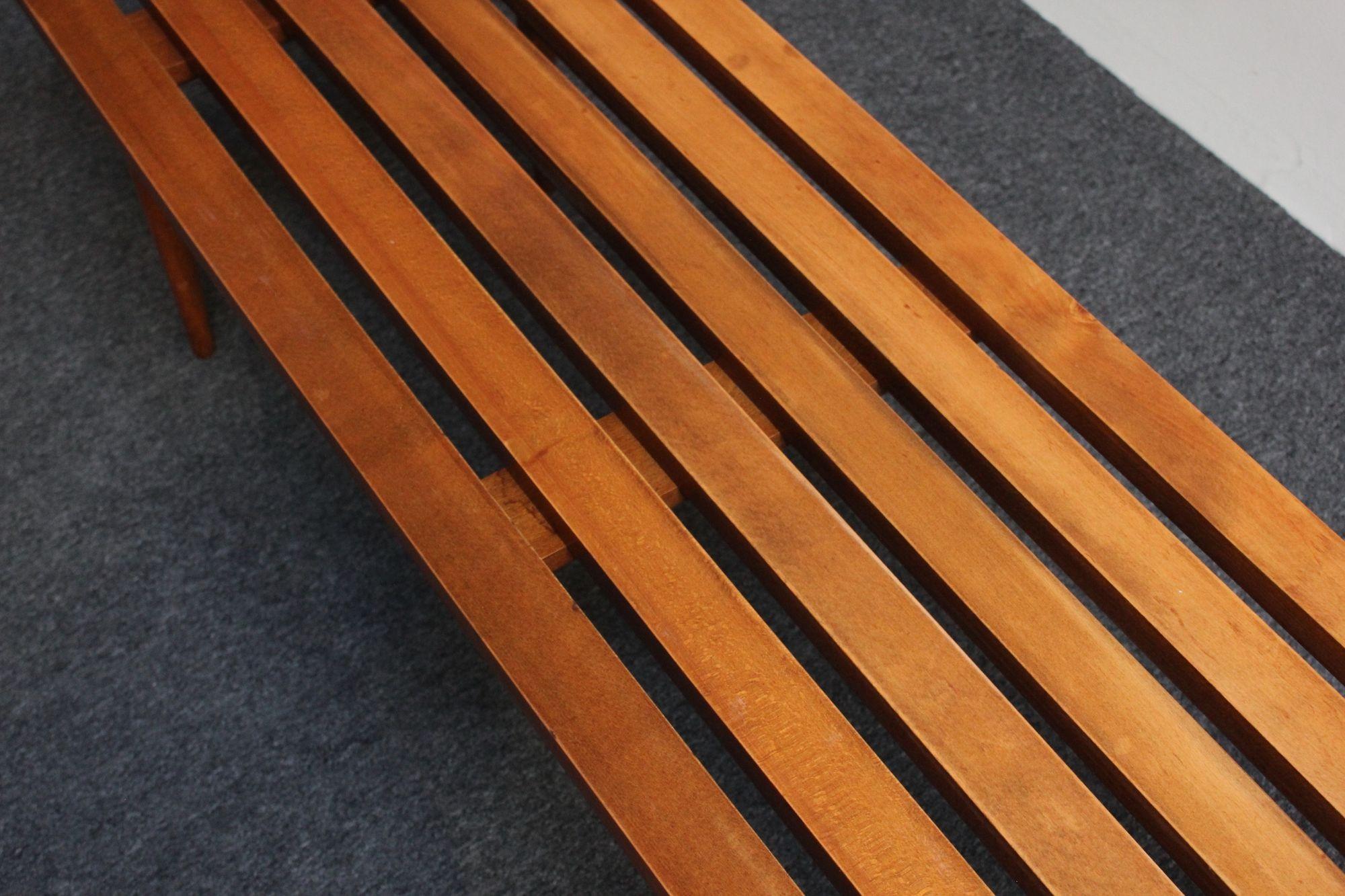 Banc/table basse moderne du milieu du siècle dernier en chêne à lattes avec pieds fuselés et coussin en vente 4