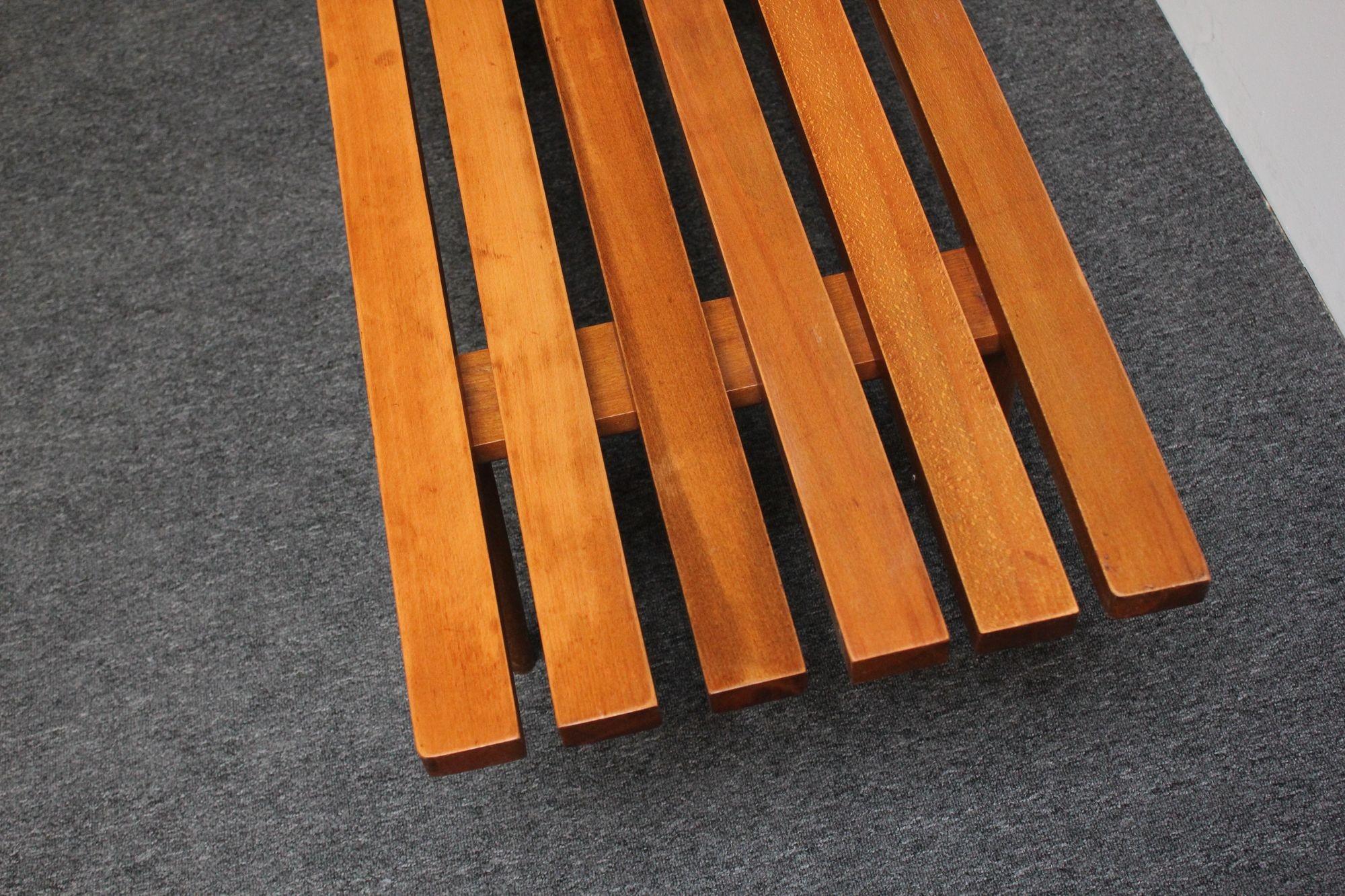 Banc/table basse moderne du milieu du siècle dernier en chêne à lattes avec pieds fuselés et coussin en vente 5
