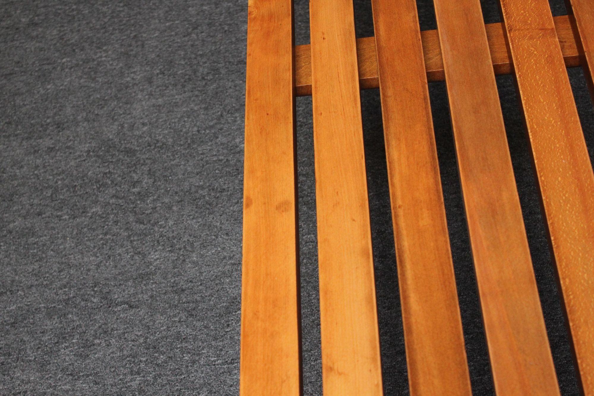 Banc/table basse moderne du milieu du siècle dernier en chêne à lattes avec pieds fuselés et coussin en vente 7