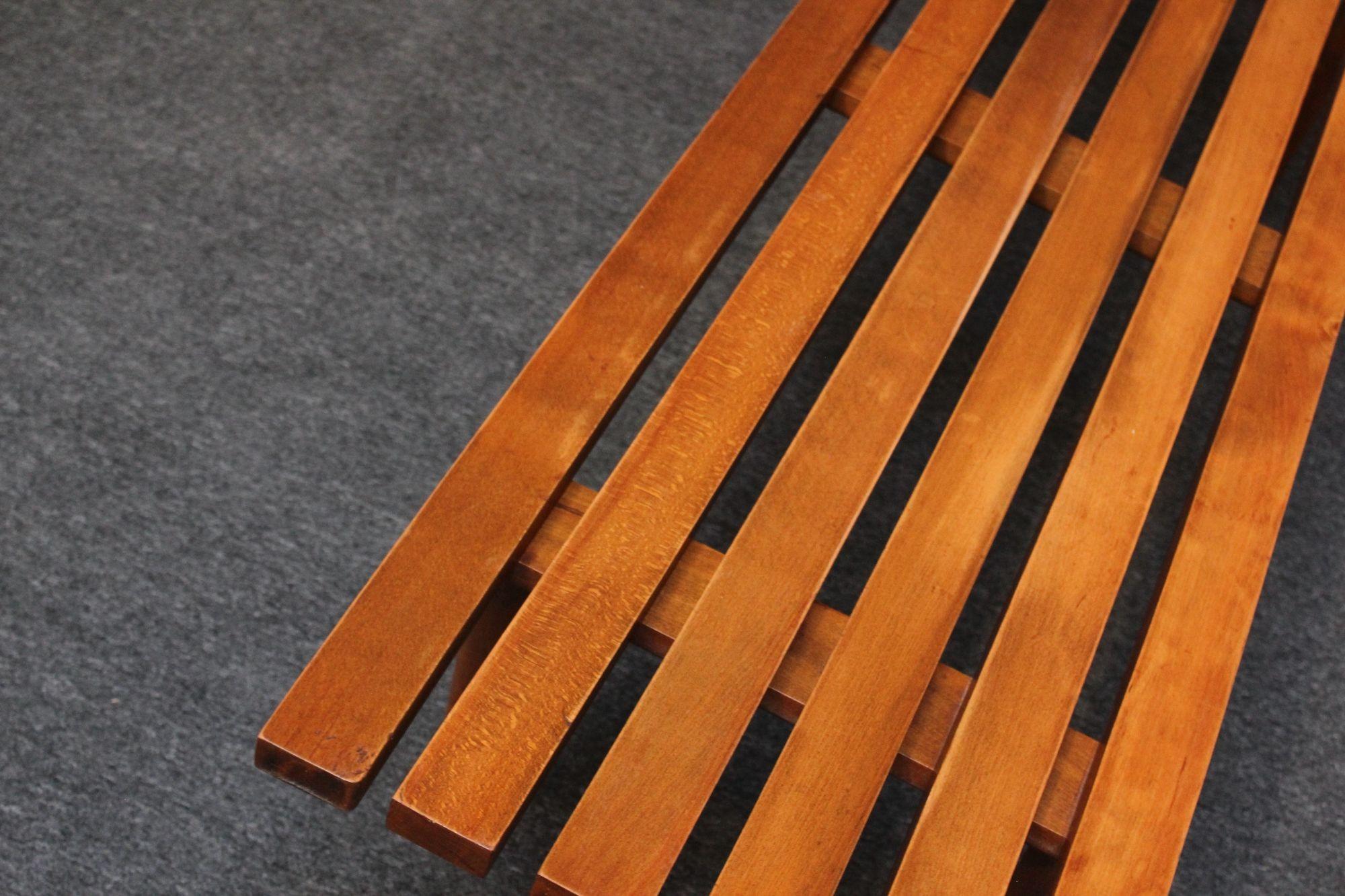 Banc/table basse moderne du milieu du siècle dernier en chêne à lattes avec pieds fuselés et coussin en vente 8