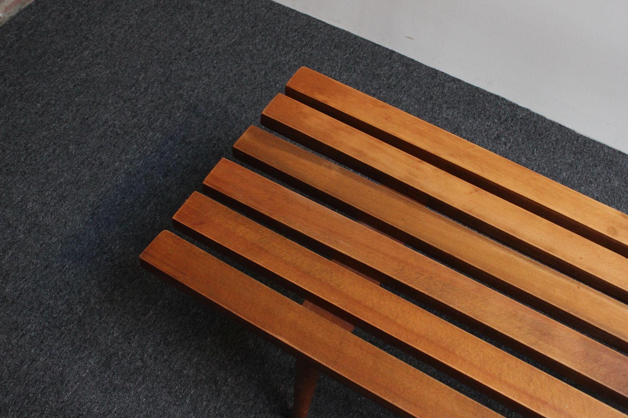 Banc/table basse moderne du milieu du siècle dernier en chêne à lattes avec pieds fuselés et coussin en vente 9