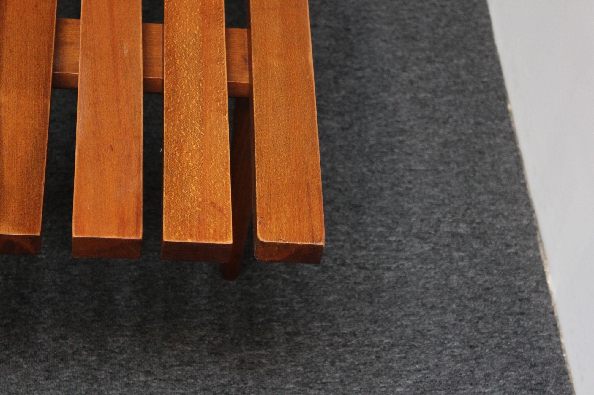 Banc/table basse moderne du milieu du siècle dernier en chêne à lattes avec pieds fuselés et coussin en vente 10