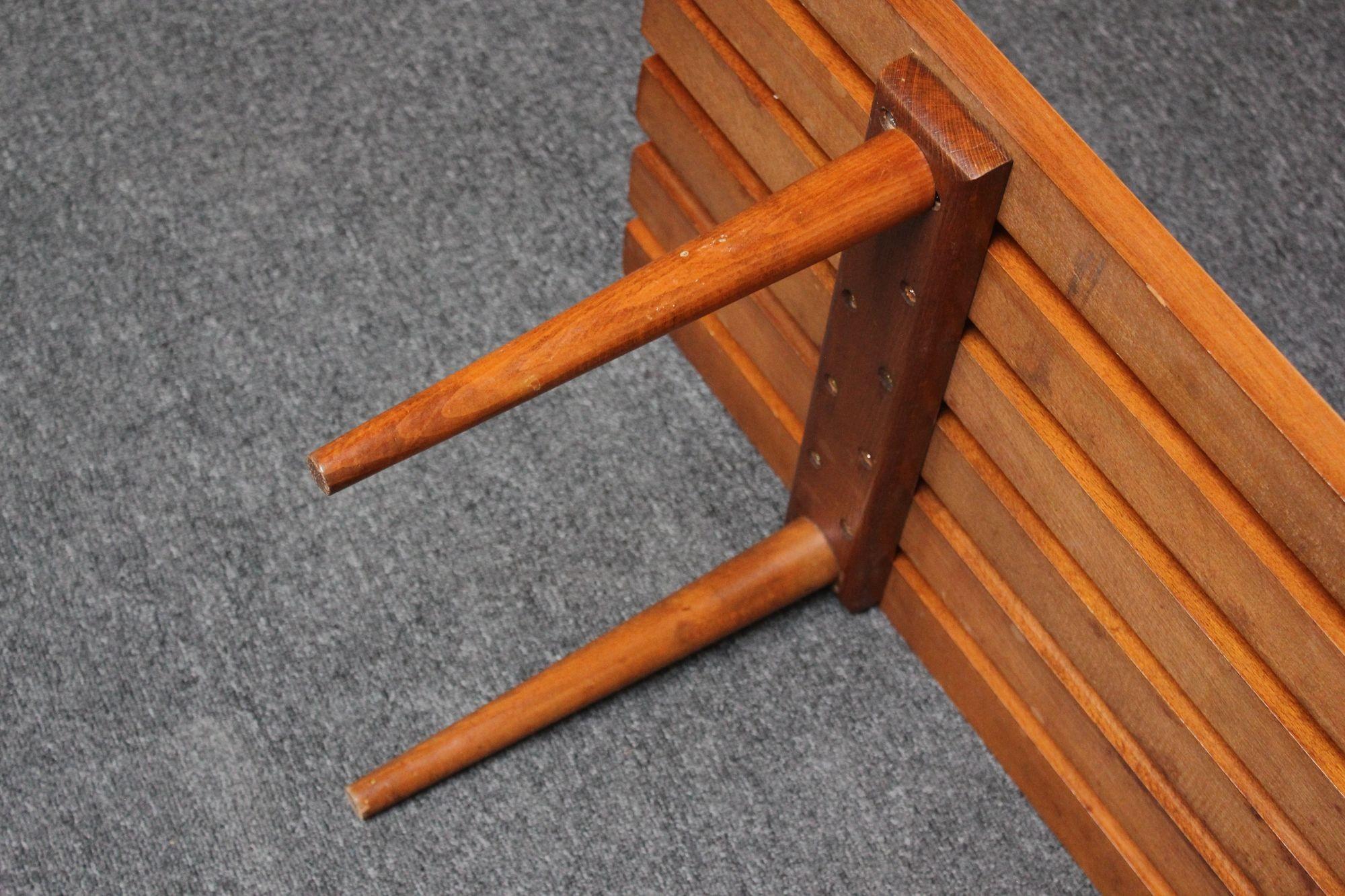 Banc/table basse moderne du milieu du siècle dernier en chêne à lattes avec pieds fuselés et coussin en vente 11
