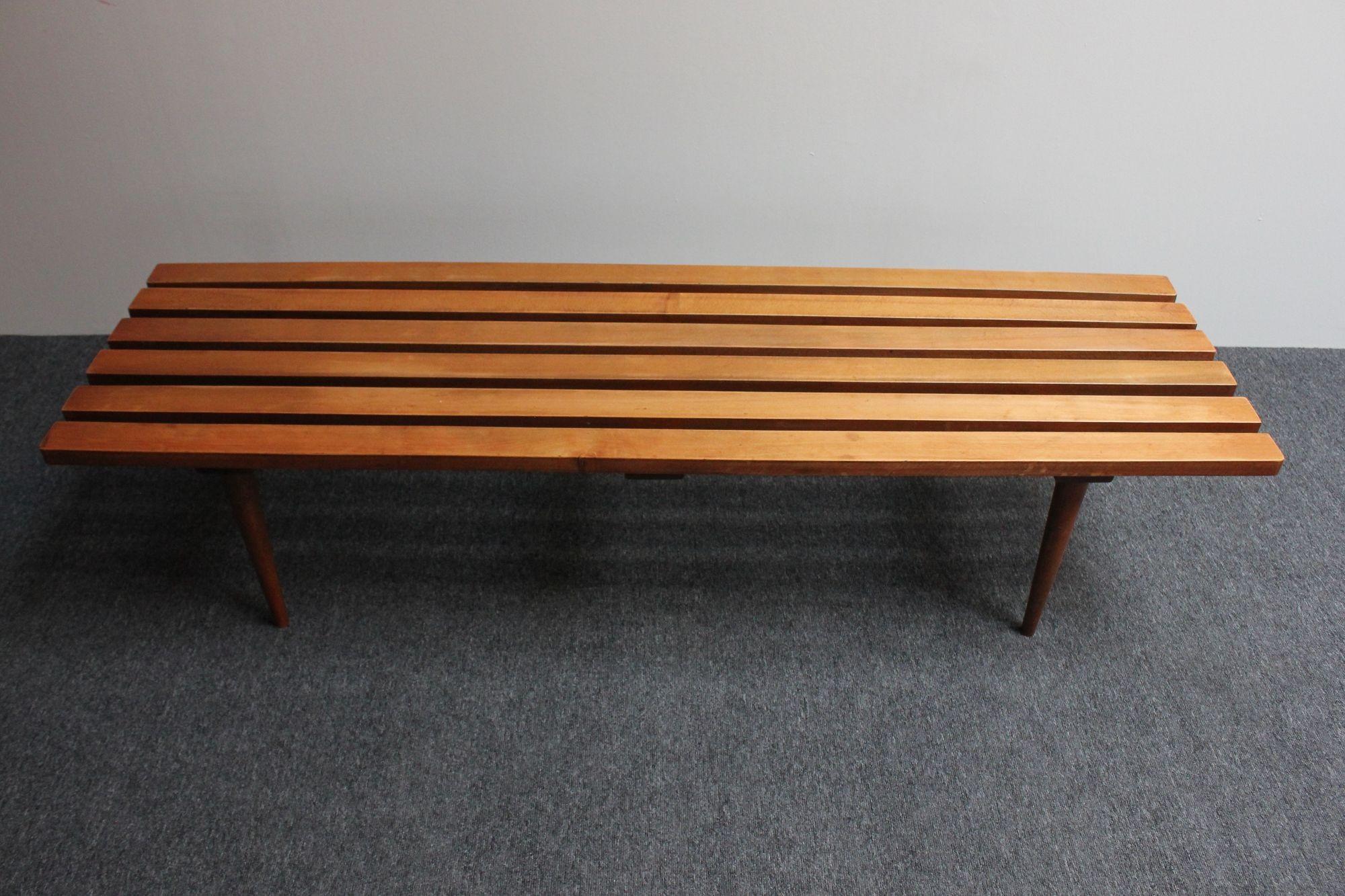 Banc/table basse moderne du milieu du siècle dernier en chêne à lattes avec pieds fuselés et coussin en vente 13