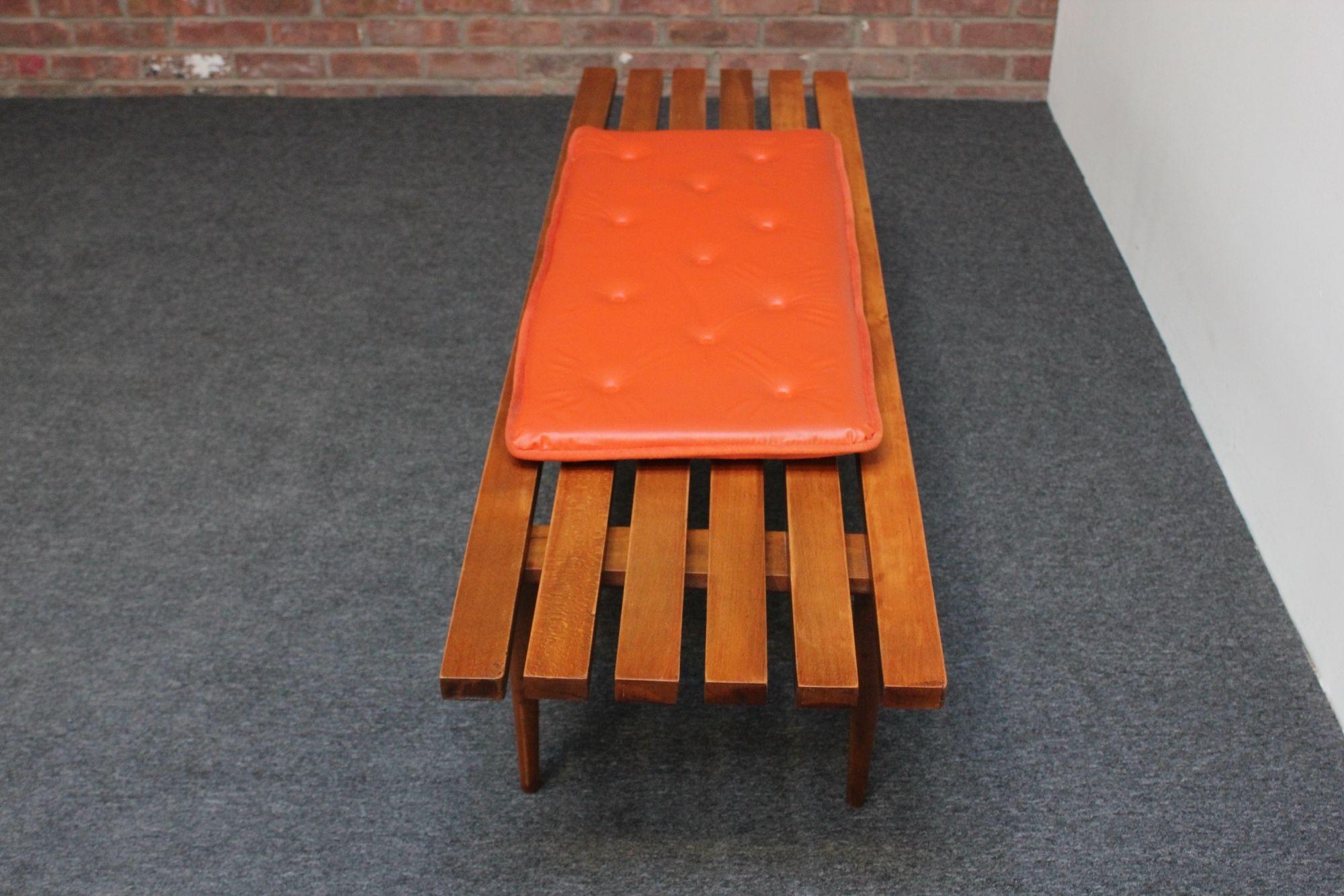 Mid-Century Modern Banc/table basse moderne du milieu du siècle dernier en chêne à lattes avec pieds fuselés et coussin en vente