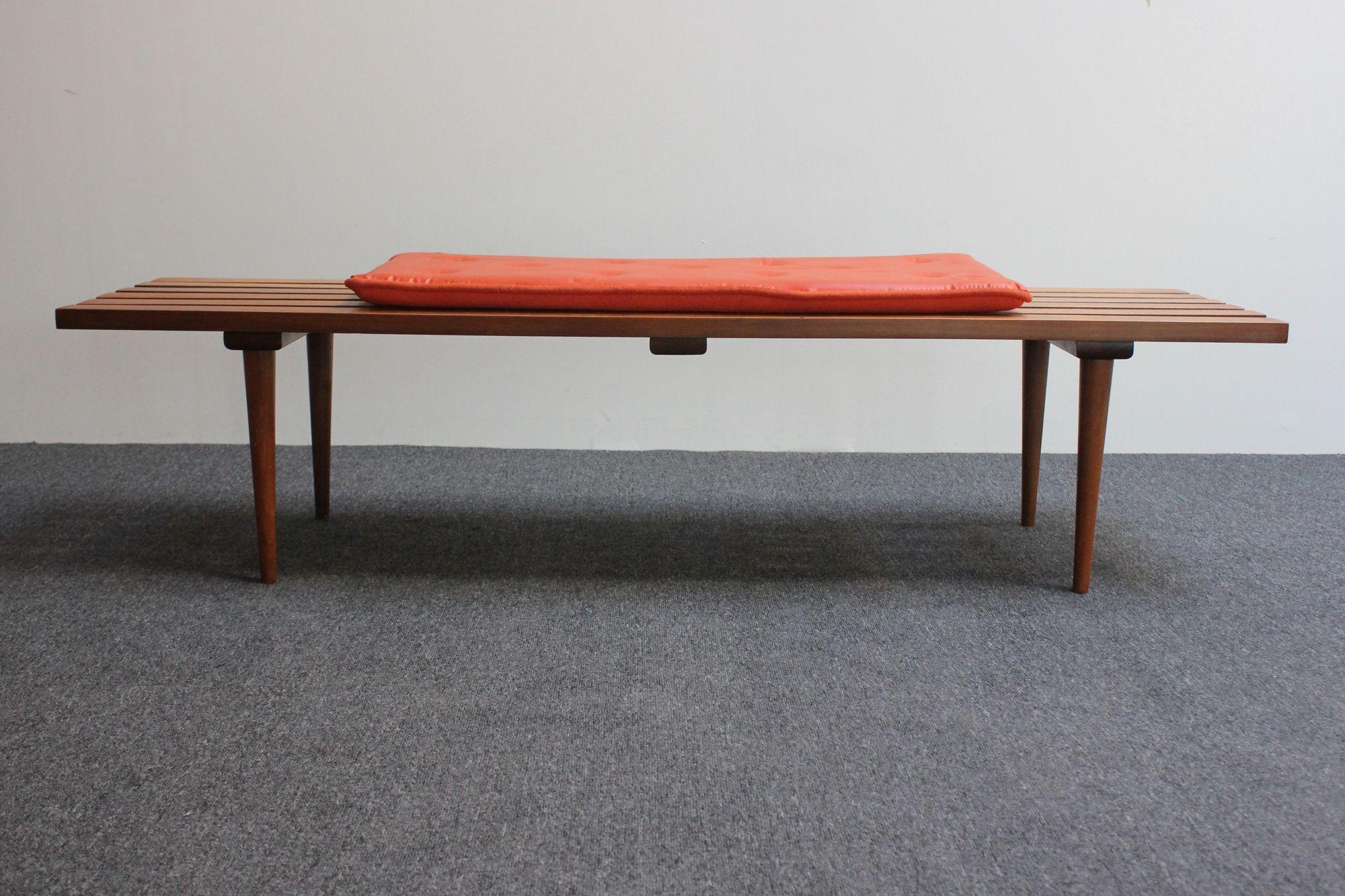 Américain Banc/table basse moderne du milieu du siècle dernier en chêne à lattes avec pieds fuselés et coussin en vente