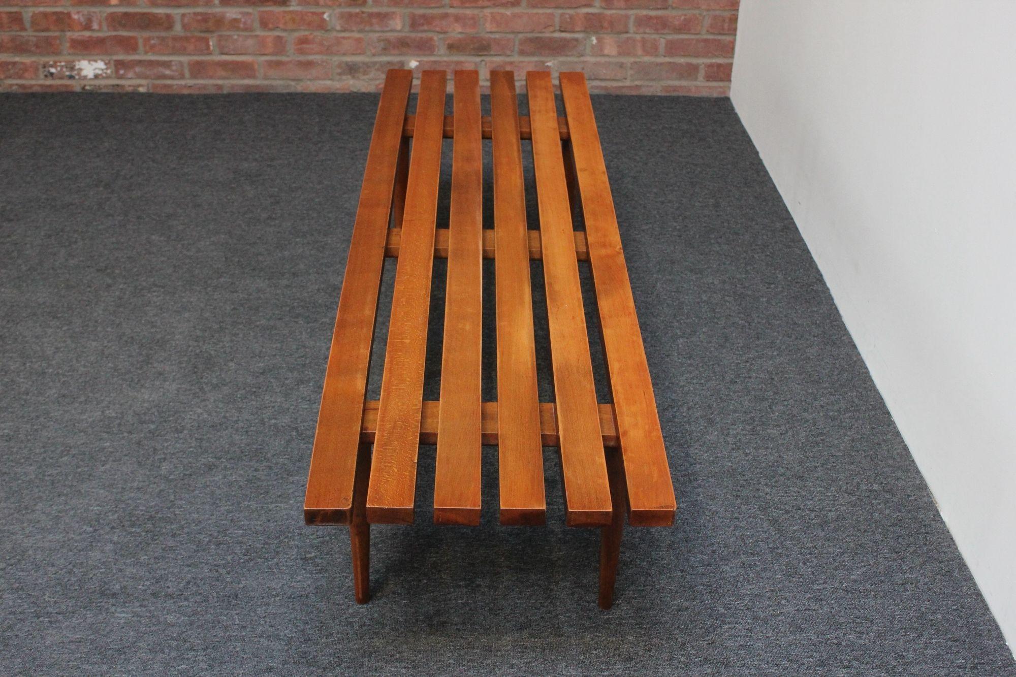 Banc/table basse moderne du milieu du siècle dernier en chêne à lattes avec pieds fuselés et coussin Bon état - En vente à Brooklyn, NY