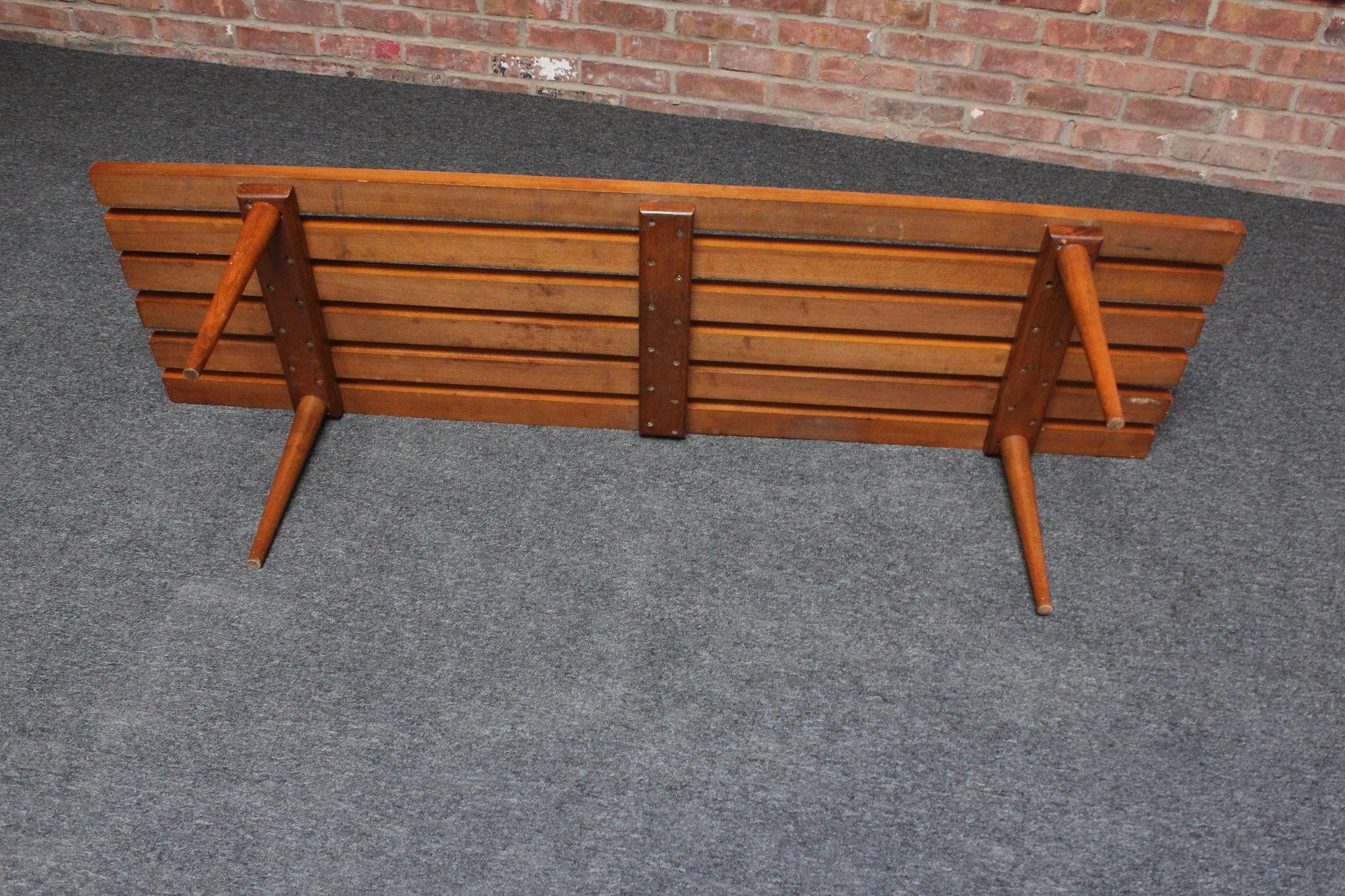 Chêne Banc/table basse moderne du milieu du siècle dernier en chêne à lattes avec pieds fuselés et coussin en vente