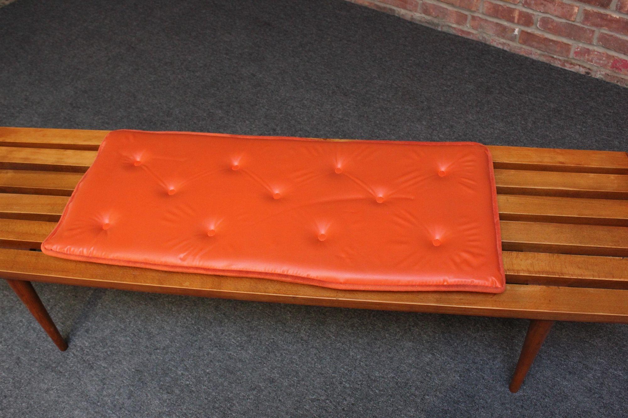 Banc/table basse moderne du milieu du siècle dernier en chêne à lattes avec pieds fuselés et coussin en vente 1