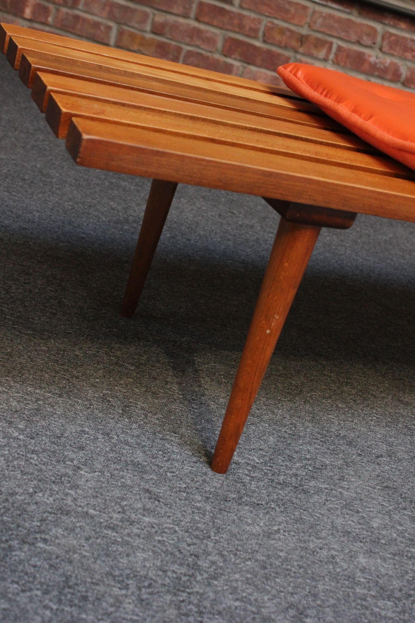 Banc/table basse moderne du milieu du siècle dernier en chêne à lattes avec pieds fuselés et coussin en vente 2