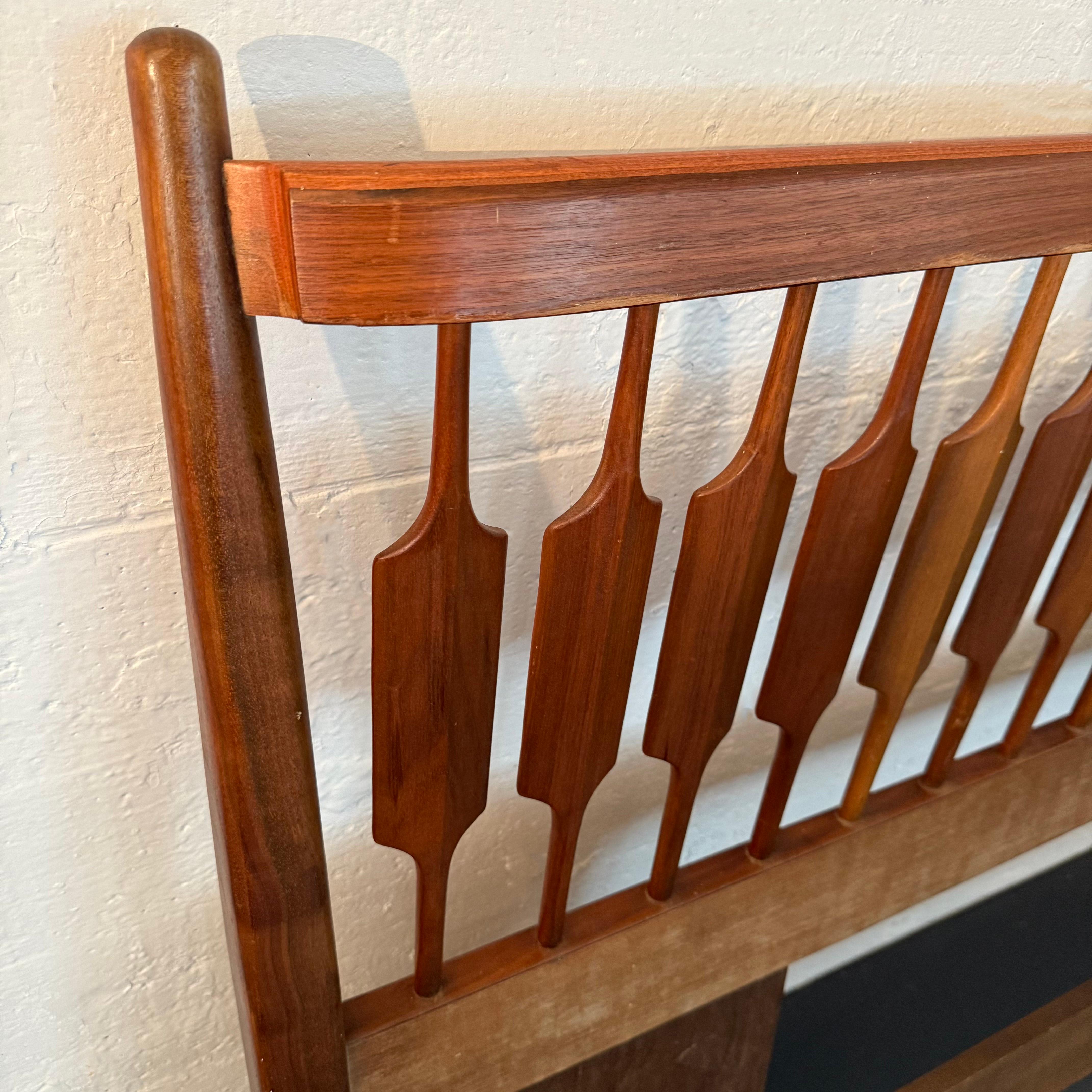 Tête de lit en noyer à lattes de style moderne du milieu du siècle par Kipp Stewart & Stewart McDougal en vente 4