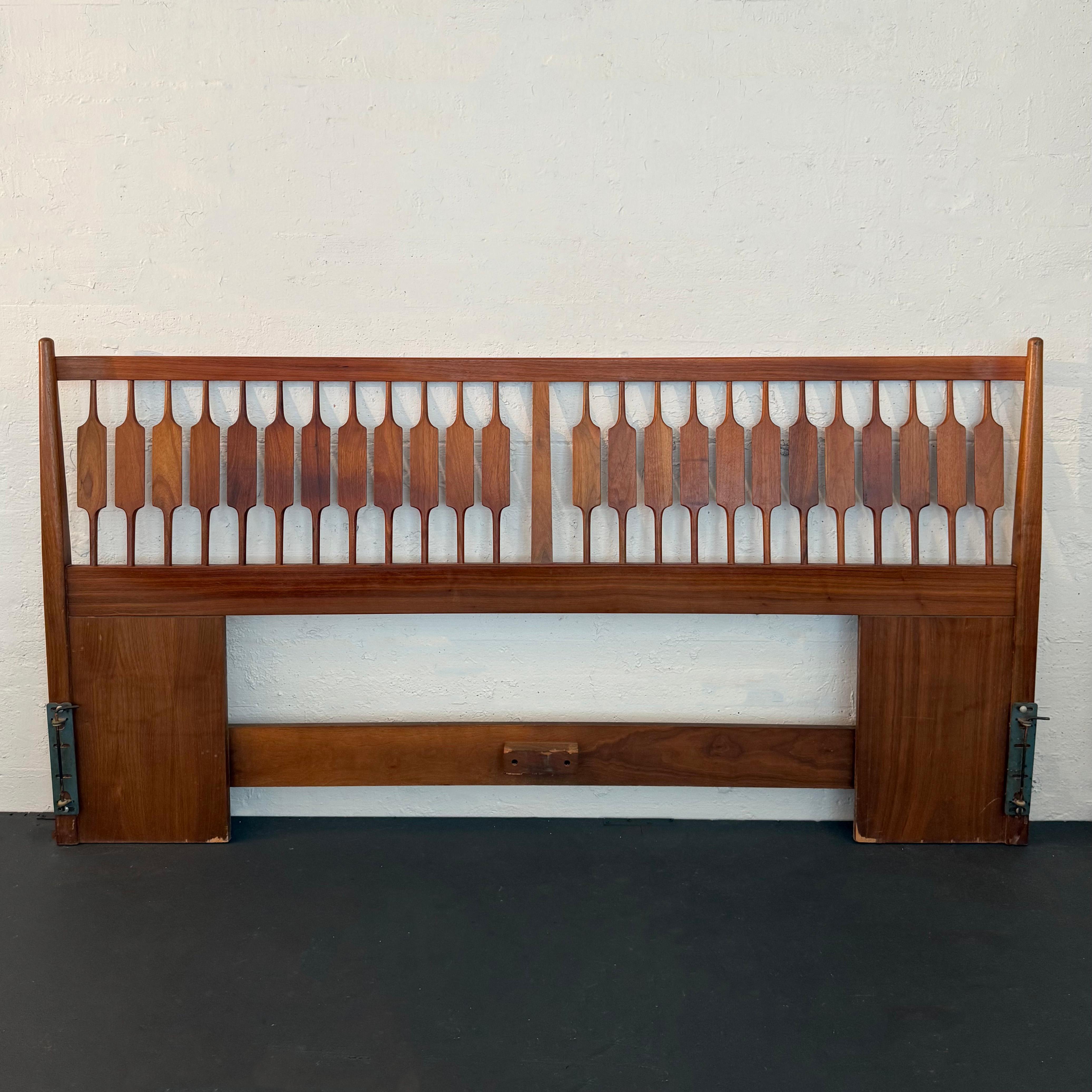 Cette tête de lit king size en noyer à lattes de Kipp Stewart & Stewart McDougal faisait partie de leur ligne Declaration pour Drexel Furniture. Le numéro de modèle est 801-578 et est désigné dans le catalogue commercial de Drexel comme la tête de